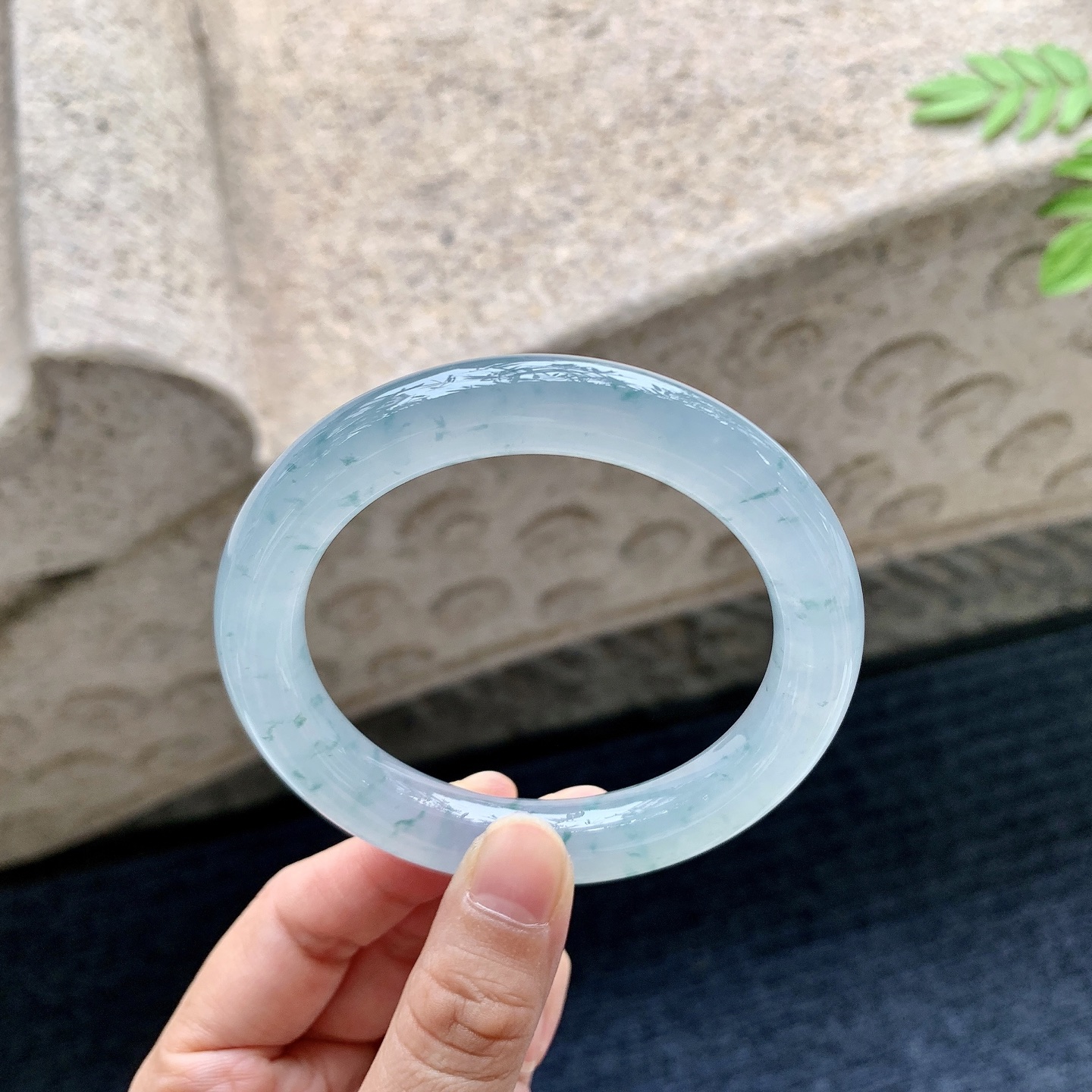 圆条56 57 圈口57/11.6/10.2 编码HW090811 冰飘花，水润，种老，细腻，打灯有絮线