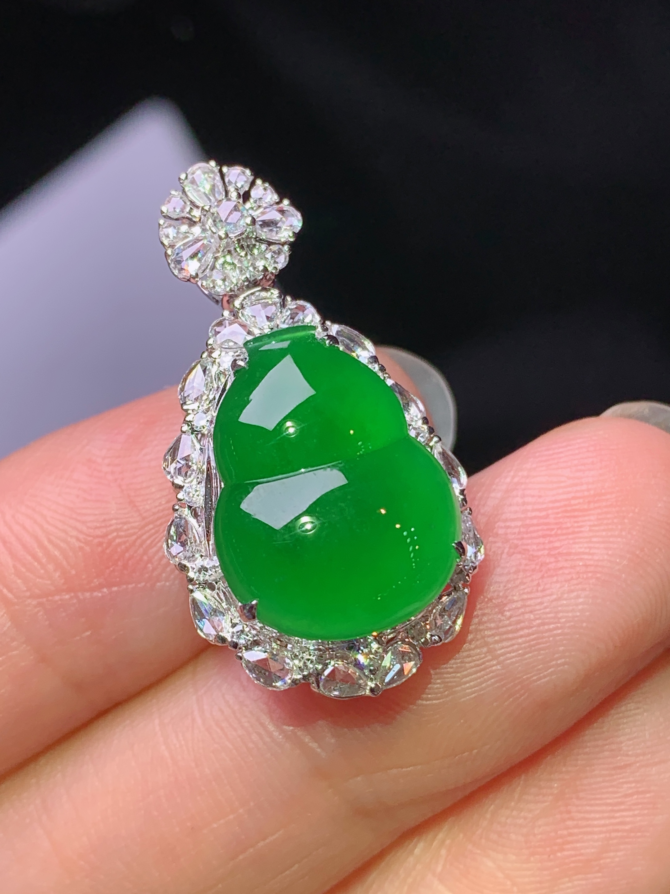 18k金钻镶嵌满绿葫芦吊坠 玉质细腻 色泽艳丽清新 水润亮眼 整体尺寸27.6*15.2*10.8 