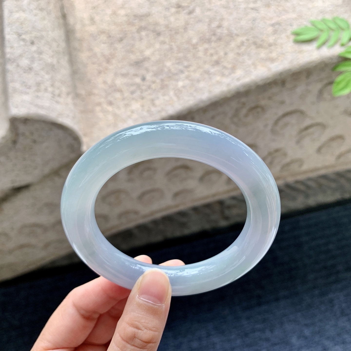 圆条55 56 圈口56.8/12.2/11.8 编码Q5090836 糯冰，水润，种老，细腻，打灯有絮线