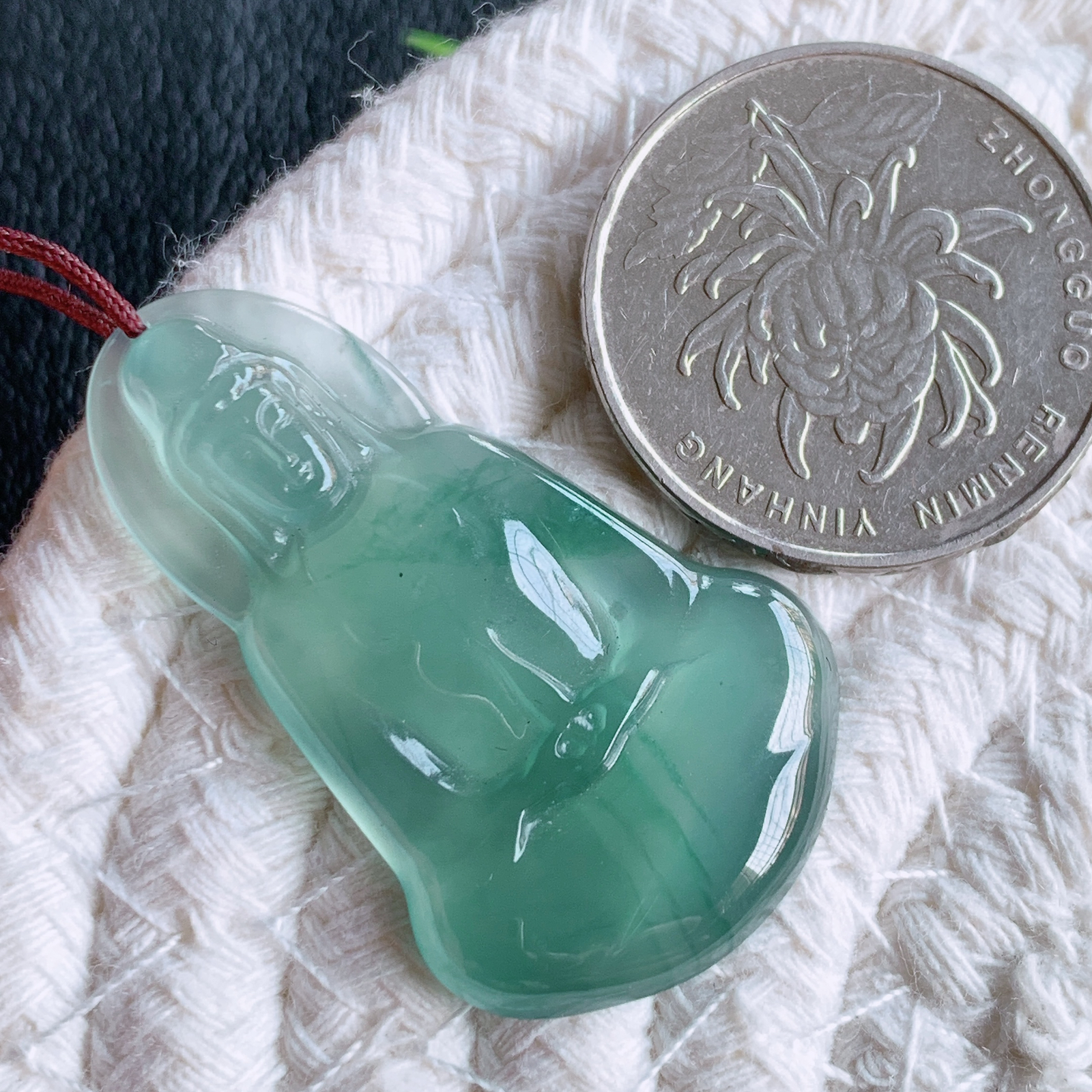 蓝冰精雕观音吊坠，法相端庄大气，工艺精湛，种色浓郁，细腻饱满冰润，种老水足，收藏佳品，佩戴大气  W03.16  尺寸：38.5-23-3.8mm
