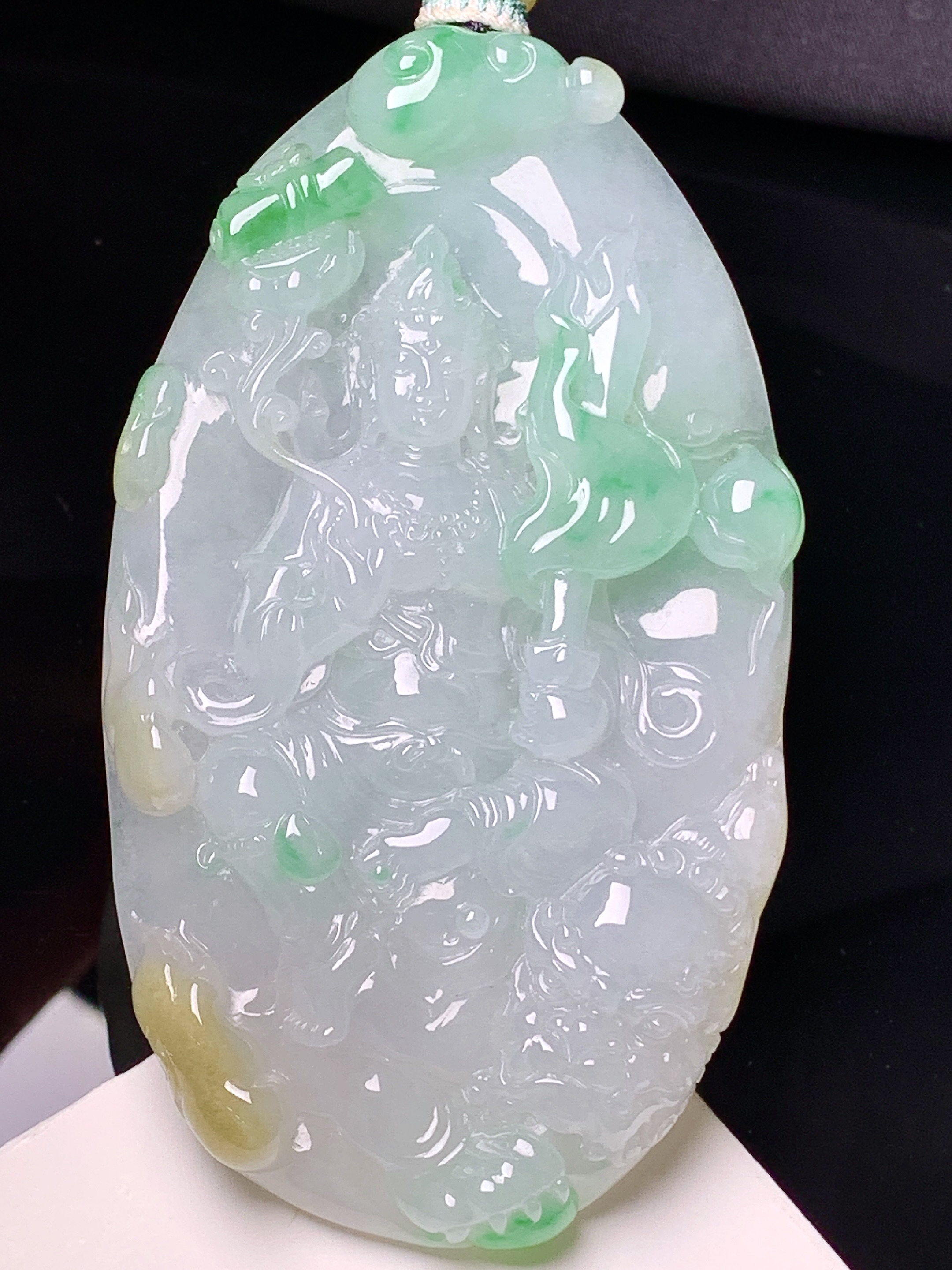 飘花观音菩萨吊坠 玉质细腻 色泽艳丽清新 水润亮眼 整体尺寸81.2*47*8.5 a5