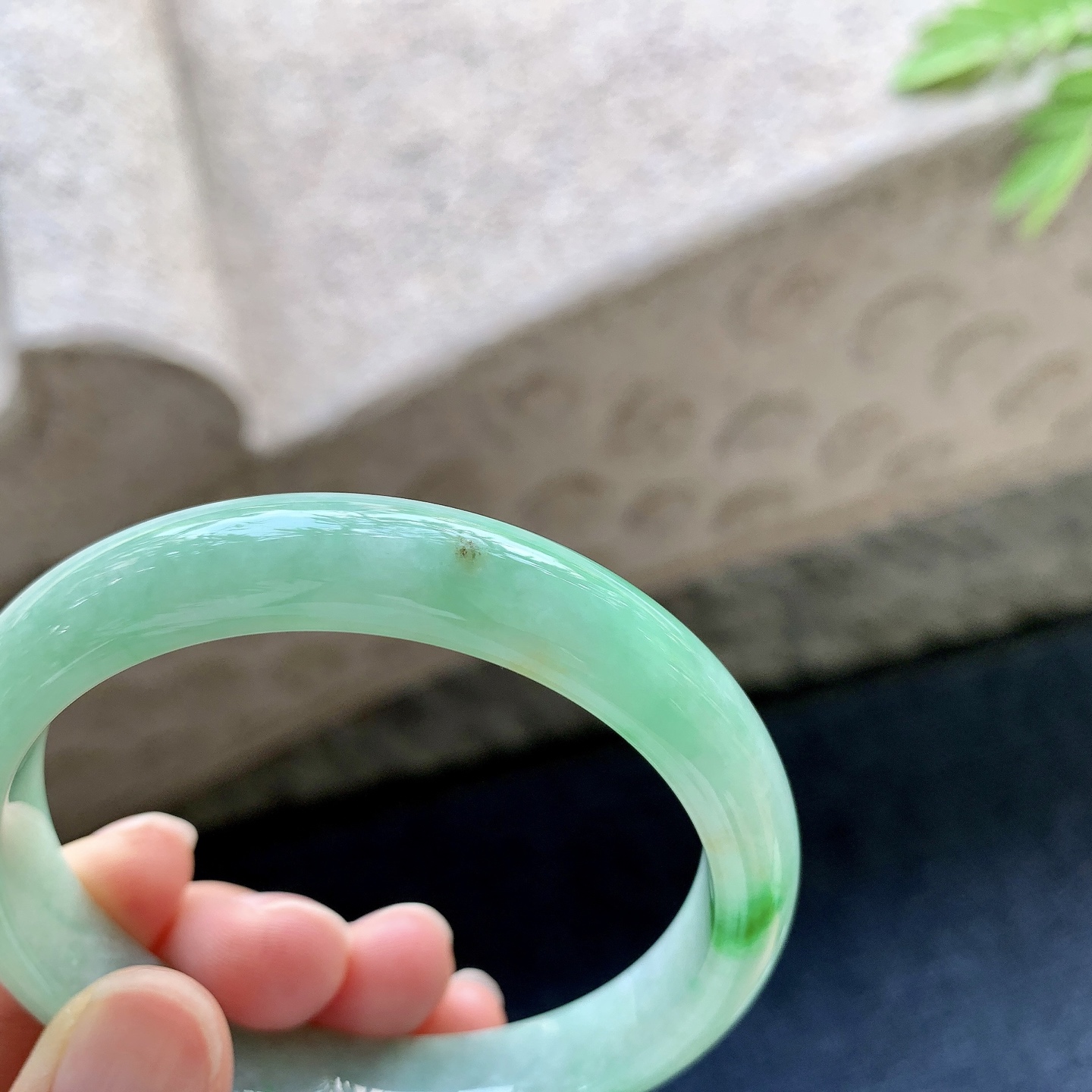 正圈56 57 圈口57/11/7 编码W6091823 细糯飘绿，水润，种老，细腻，有矿点