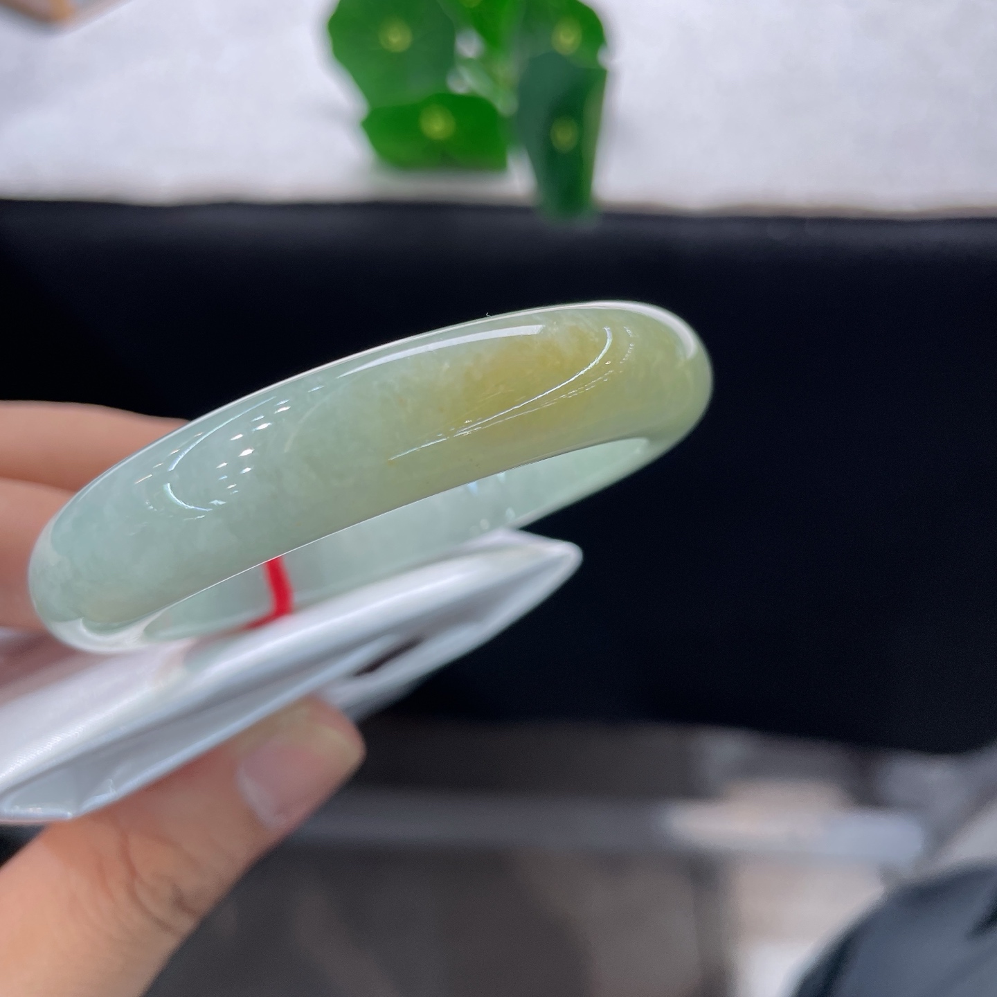 天然翡翠手镯 圈口53.2/12.2/8.5，黄翡正圈，52/53可戴，清爽晴水底色，一抹黄翡点睛，无裂