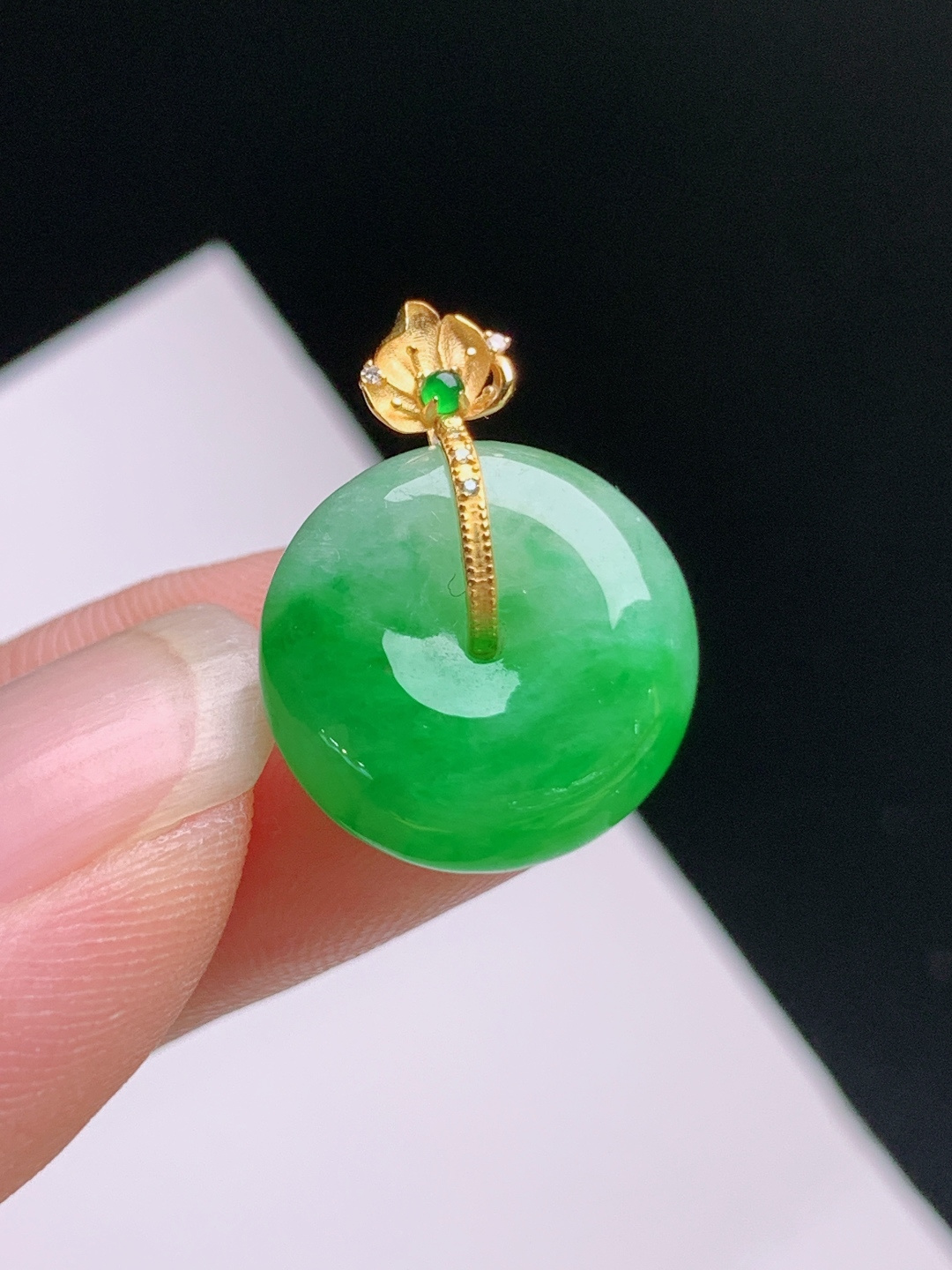 ️ 冰飘绿平安扣吊坠，翠色鲜亮，莲花金镶，清新灵动 裸石14.5-5.7 整体19.2 42