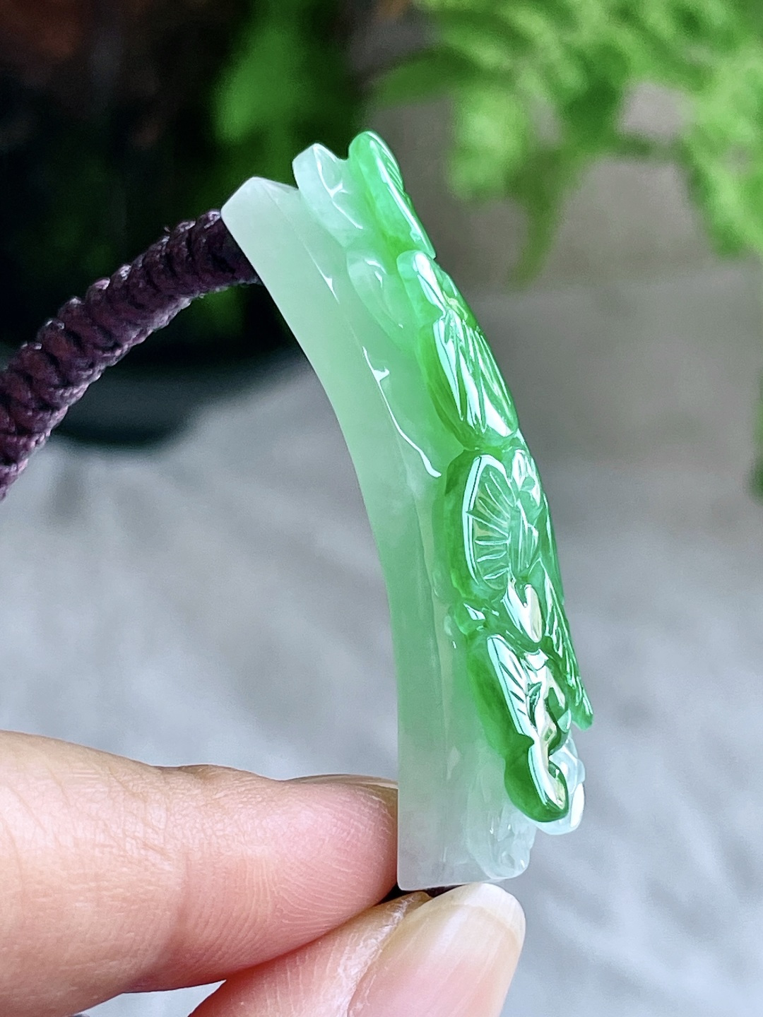 【裸石】冰种阳绿如意手牌 【说明】缅甸 无裂 性比高 超厚 【尺寸】50.4-12.3-10.3 【重量】16.3克