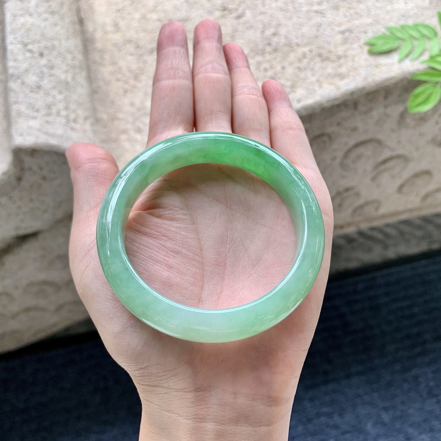 正圈54 55 圈口54.7/12/8.1 编码W6090723 糯冰飘绿，水润，种老，细腻，打灯有棉线