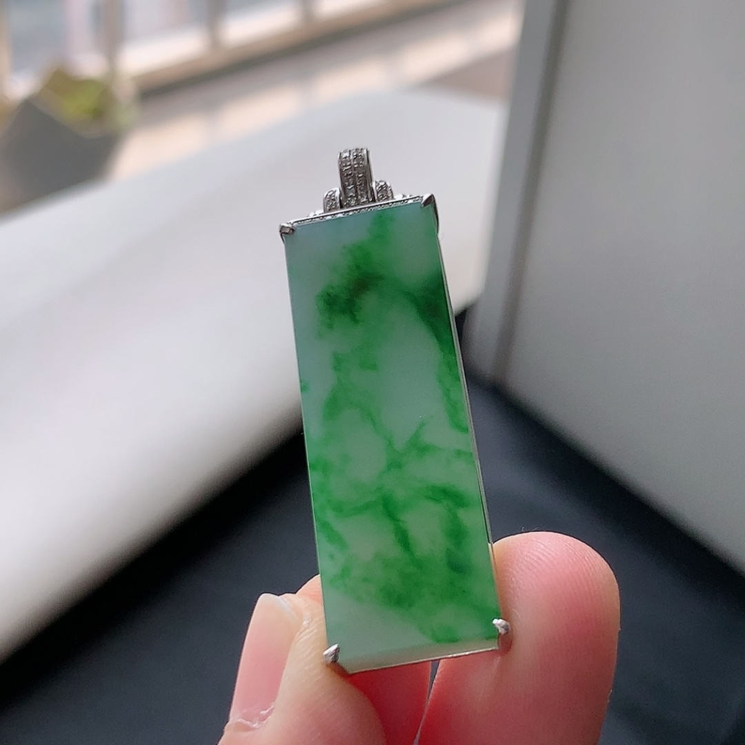 ️ 冰飘绿无事牌吊坠，品相好 冰润起胶感 色泽鲜甜 佩戴优雅迷人 货号18915，47.4-14.0-6.3