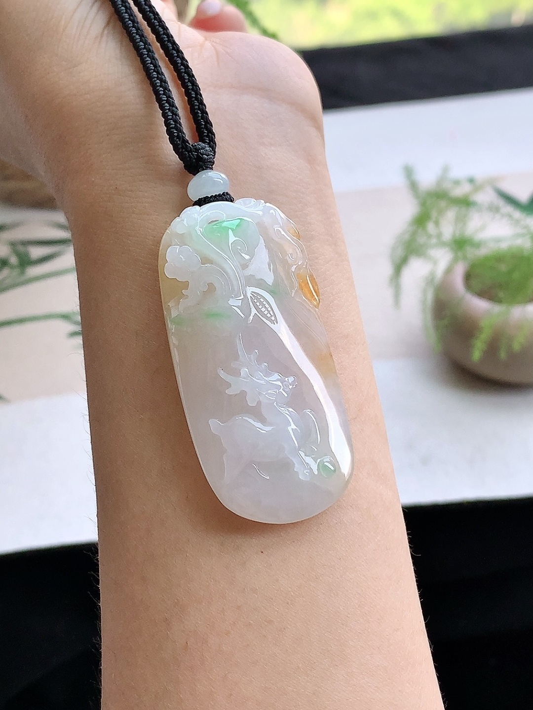 【裸石】️冰飘绿花鹿牌飘黄翡一路有你吊坠 【说明】缅甸 性比高 超厚 飘花 【尺寸】56-27.5-12.2 【重量】31.4克