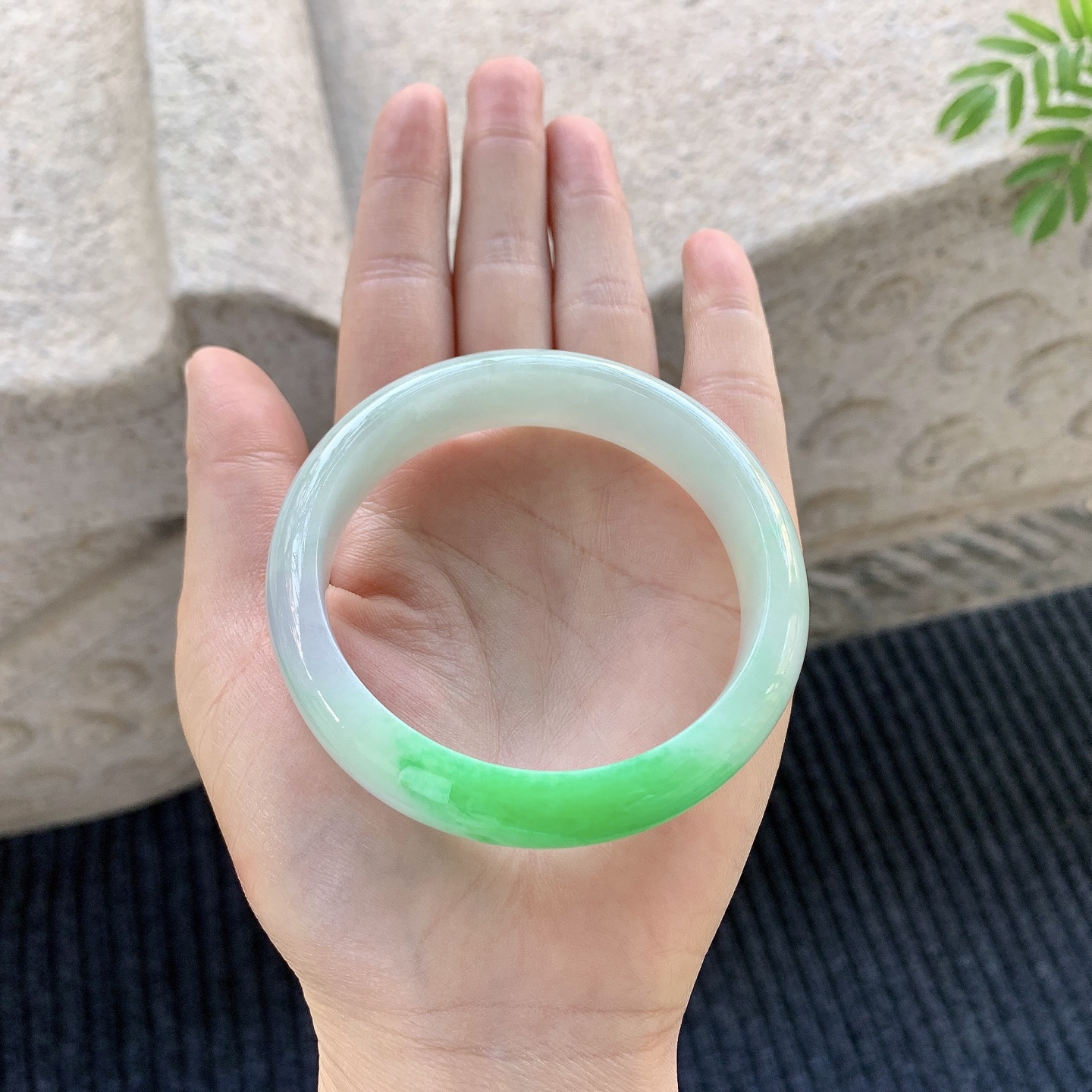正圈56 57 圈口56.7/14.1/7.7 编码Q5091661 糯冰带一抹阳绿，水润，种老，细