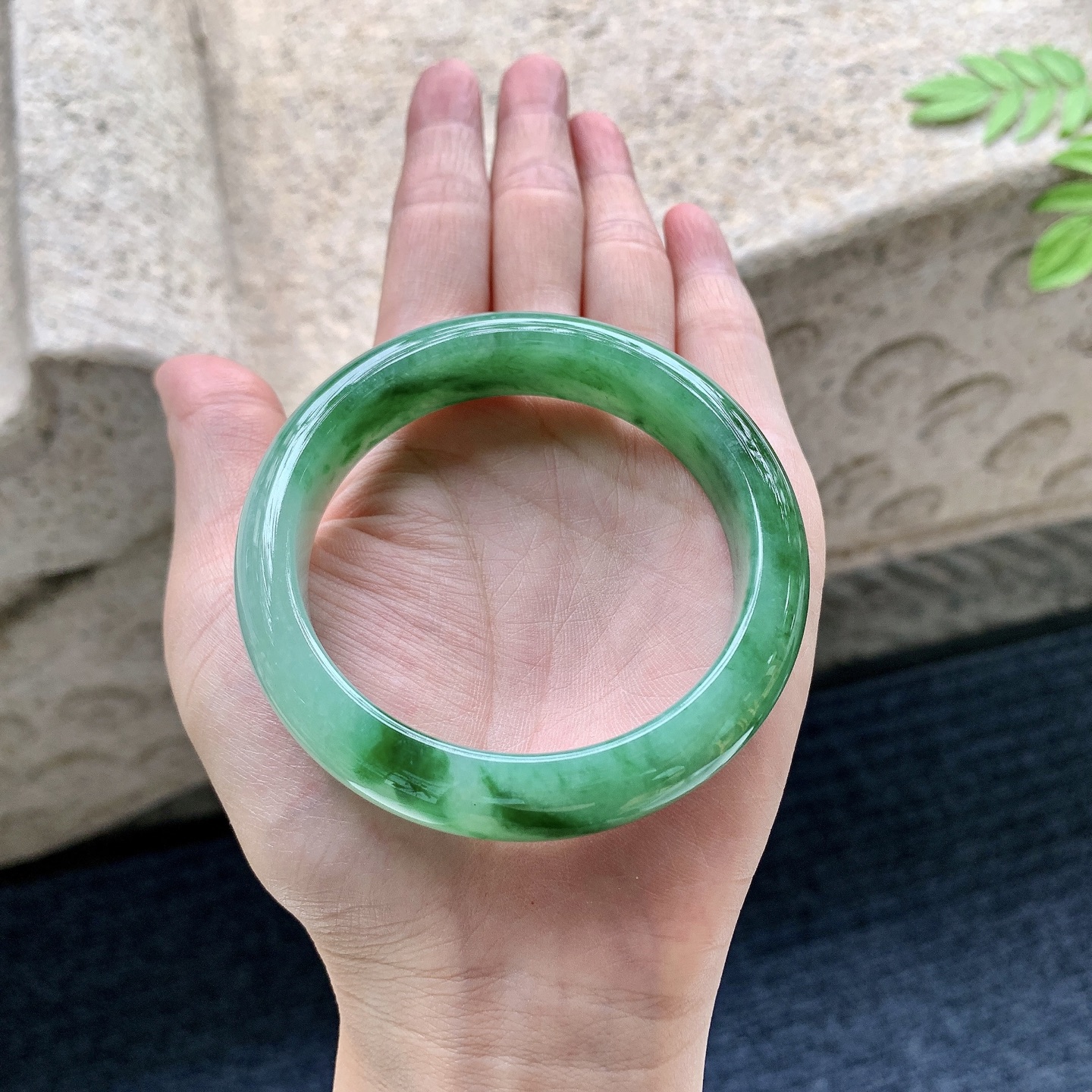 正圈54 55 圈口55/13.6/8.2 编码Q5090835 细糯辣绿，水润，种老，细腻，无裂