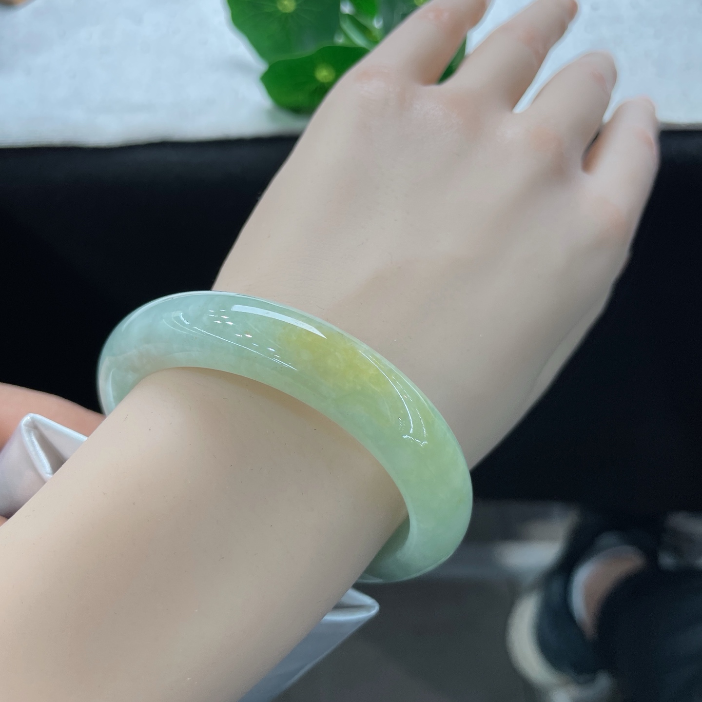 天然翡翠手镯 圈口53.2/12.2/8.5，黄翡正圈，52/53可戴，清爽晴水底色，一抹黄翡点睛，无裂