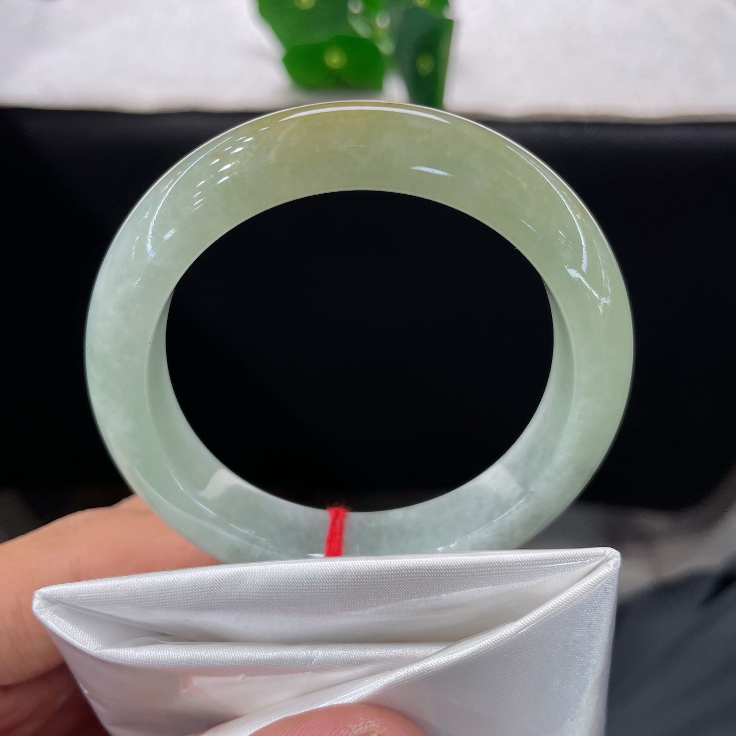 天然翡翠手镯 圈口53.2/12.2/8.5，黄翡正圈，52/53可戴，清爽晴水底色，一抹黄翡点睛，
