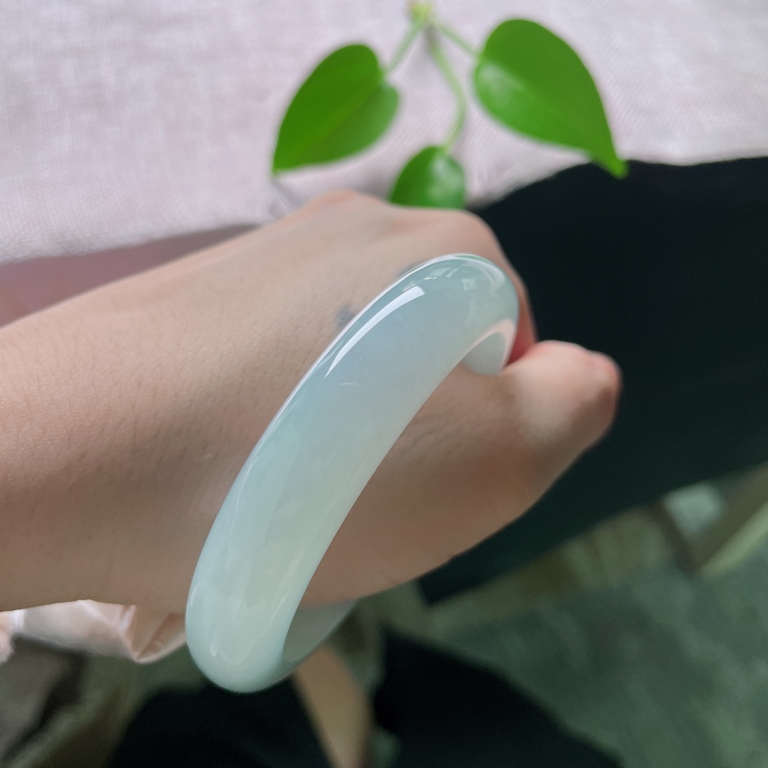 52/12.3/8.0，蓝底正圈，无裂，光泽温润内敛，素面无饰，藏东方温婉之美。ss58718a