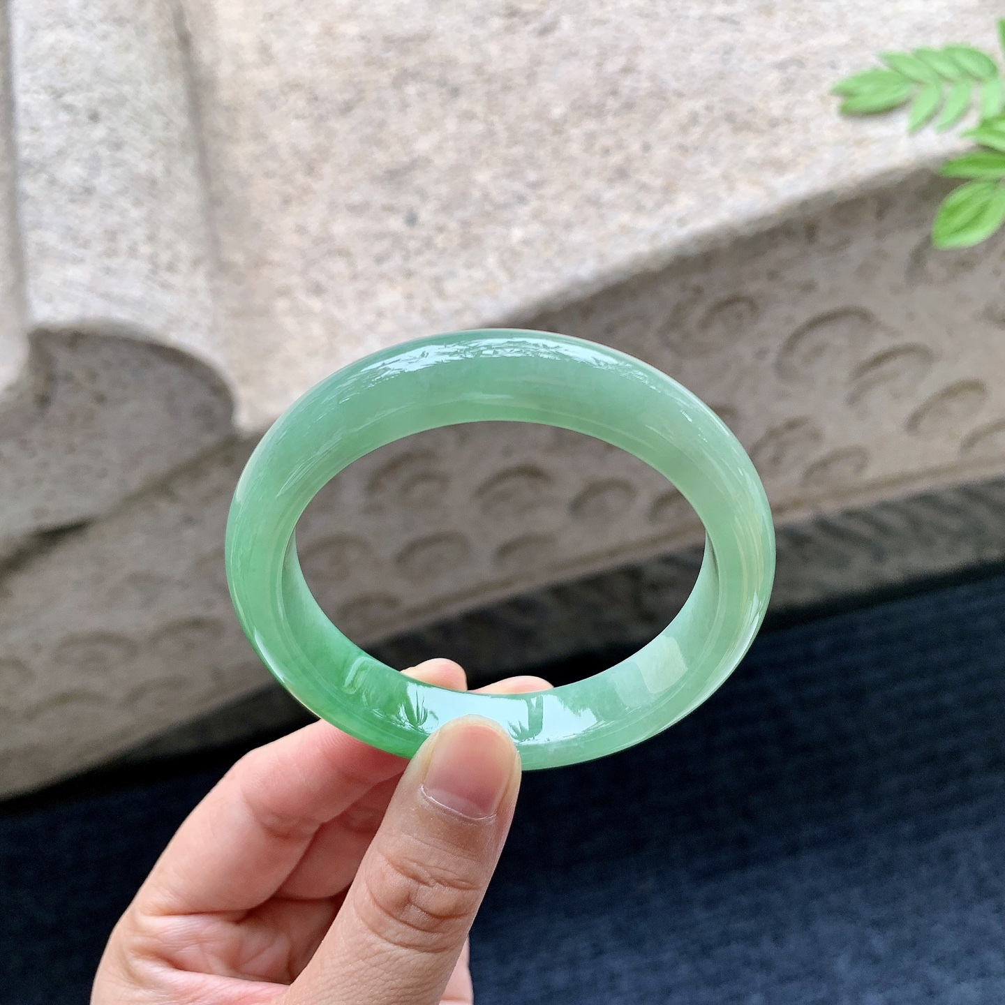 正圈54 55 圈口54.7/12/8.1 编码W6090723 糯冰飘绿，水润，种老，细腻，打灯有棉线