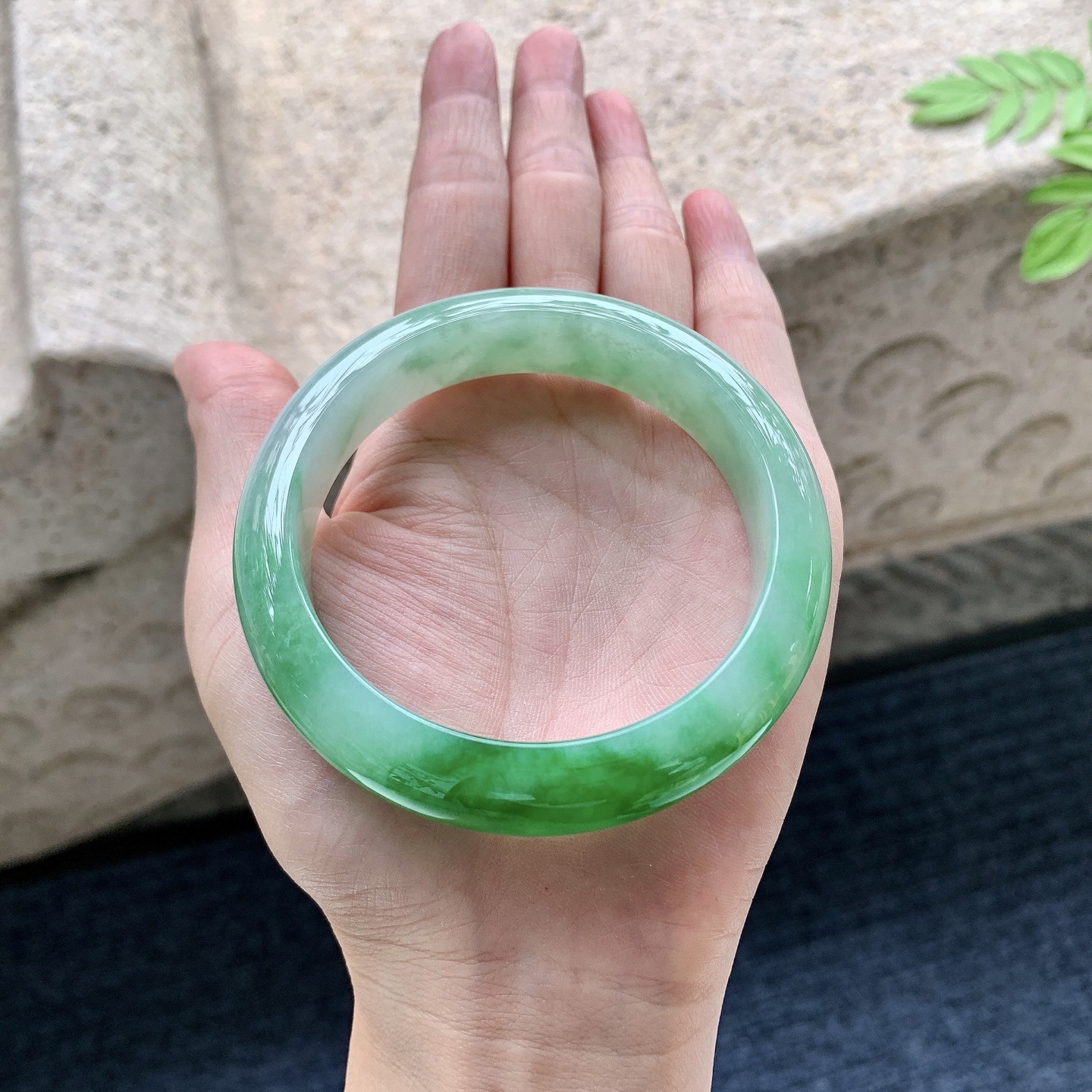 正圈56 57 圈口57.5/14/8.8 编码YT090714 细糯飘辣绿，水润，种老，细腻，打灯有絮线