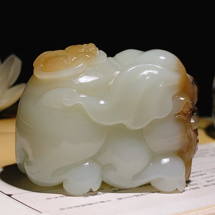 新疆且末糖白太平盛像大象把件！尺寸58/38/44重186.5克。玉质细腻油润。手推出油。佩戴高端典雅。lt260916
