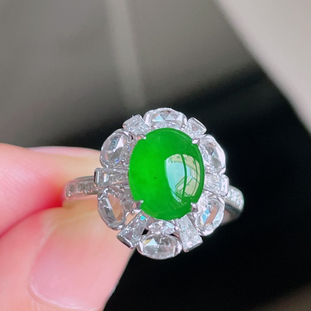 ️ 冰种满绿蛋面戒指 缅甸，色泽鲜艳，种老水润，18k金镶嵌 裸石：8.8/7/2.5 圈口：14