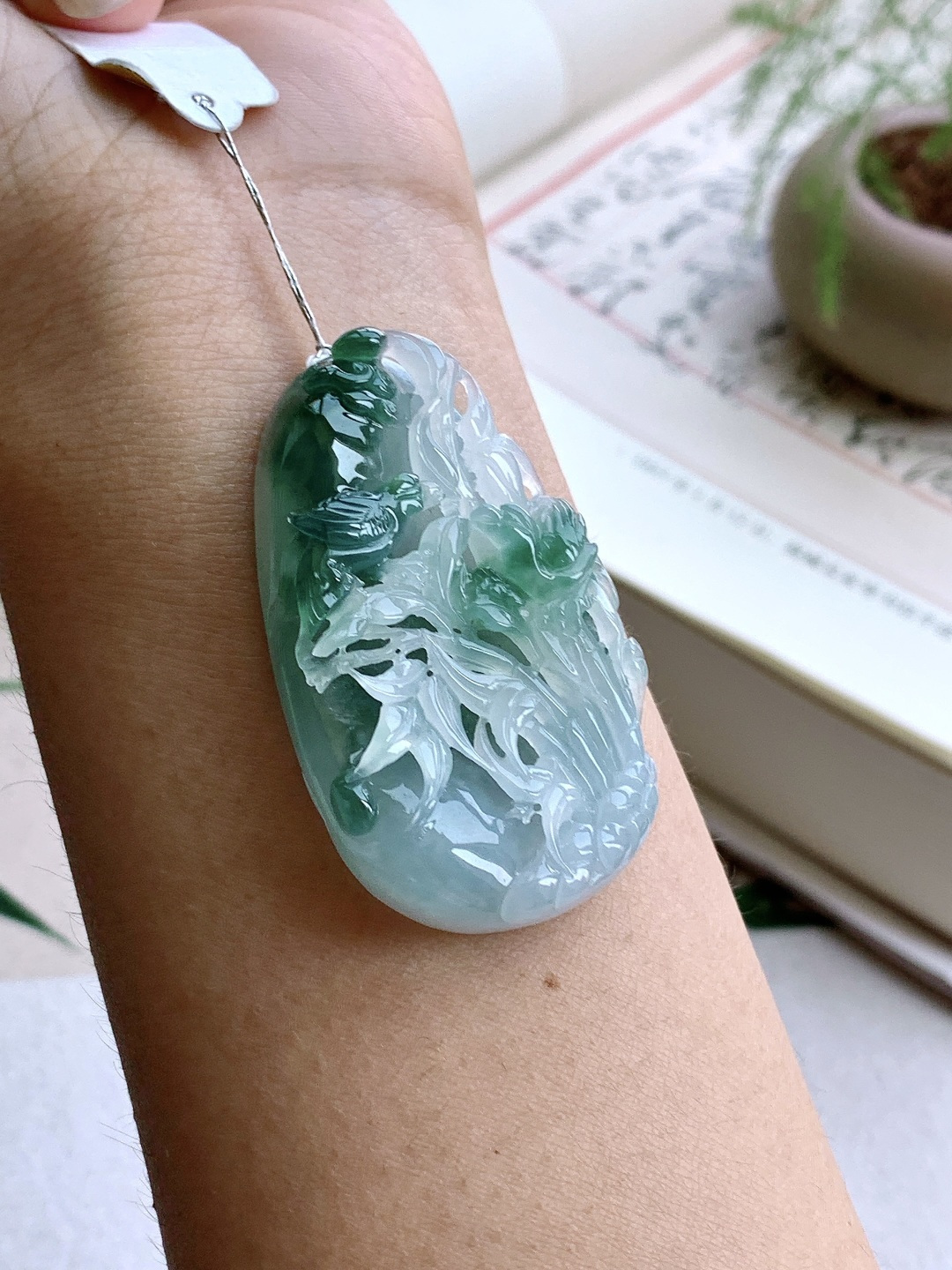【裸石】️糯冰飘花喜上眉梢竹子竹节吊坠 【说明】缅甸 性比高 超厚 【尺寸】48.8-29.8-10.2 【重量】31.2克
