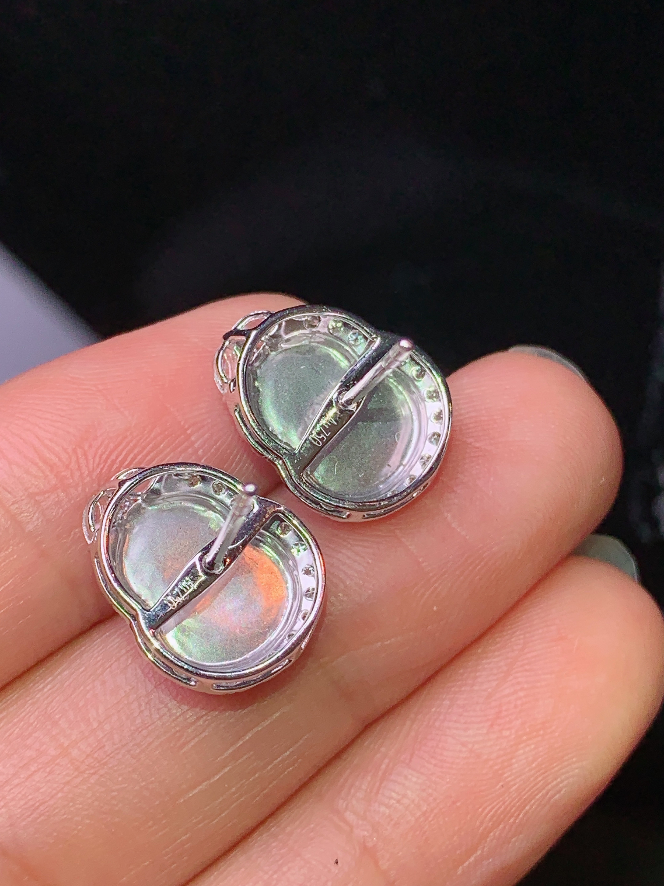 18k金钻镶嵌满绿葫芦耳钉 玉质细腻 色泽艳丽清新 水润亮眼 整体尺寸14.3*11.2*5.6 h1