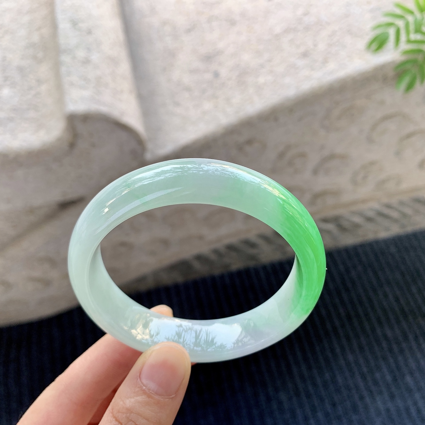 正圈56 57 圈口56.7/14.1/7.7 编码Q5091661 糯冰带一抹阳绿，水润，种老，细腻，打灯有絮线