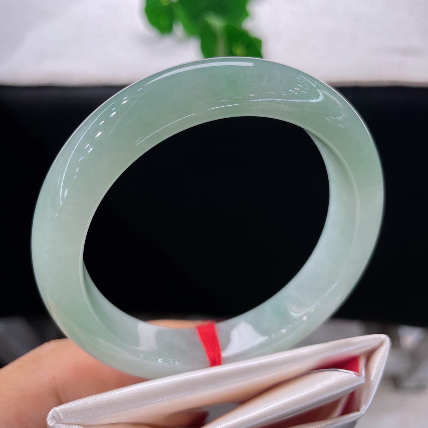 天然翡翠手镯 圈口56.7/12.6/8，冰晴底正圈，56/57可戴，玉蓄湖光色，清辉绕腕生，无裂