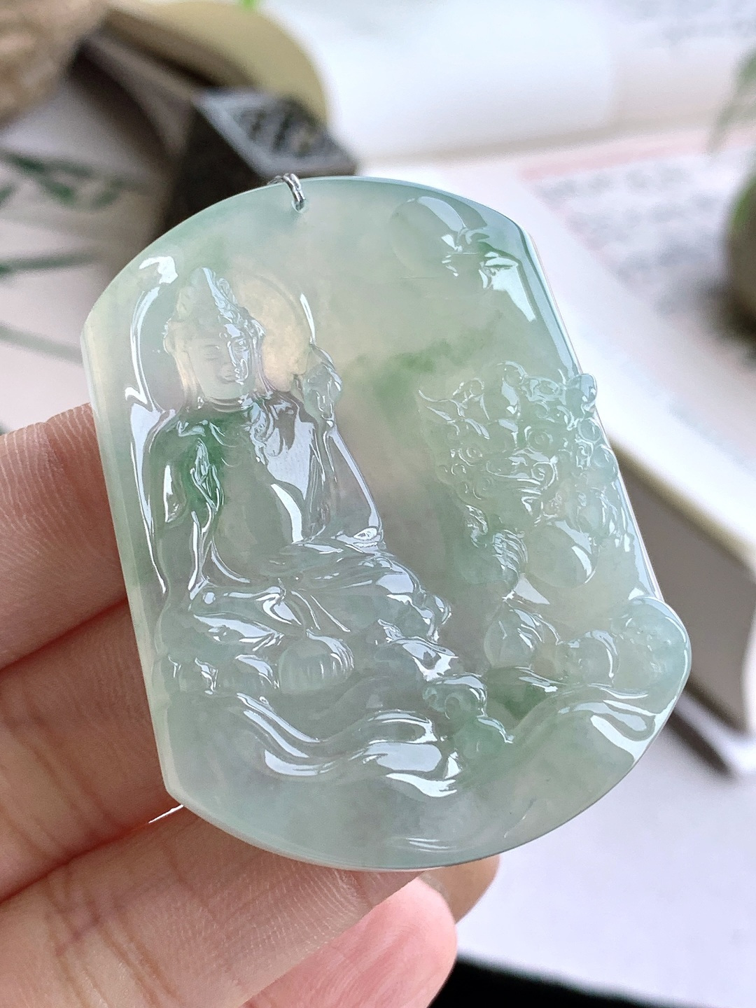【裸石】️冰种飘花文殊观音牌吊坠 【说明】缅甸 性比高 厚装 【尺寸】54-42-6 【重量】32克