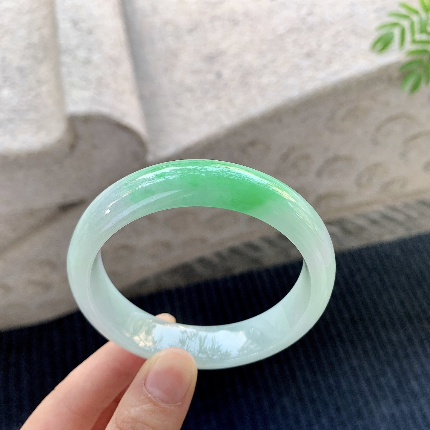 正圈56 57 圈口56.7/14.1/7.7 编码Q5091661 糯冰带一抹阳绿，水润，种老，细腻，打灯有絮线
