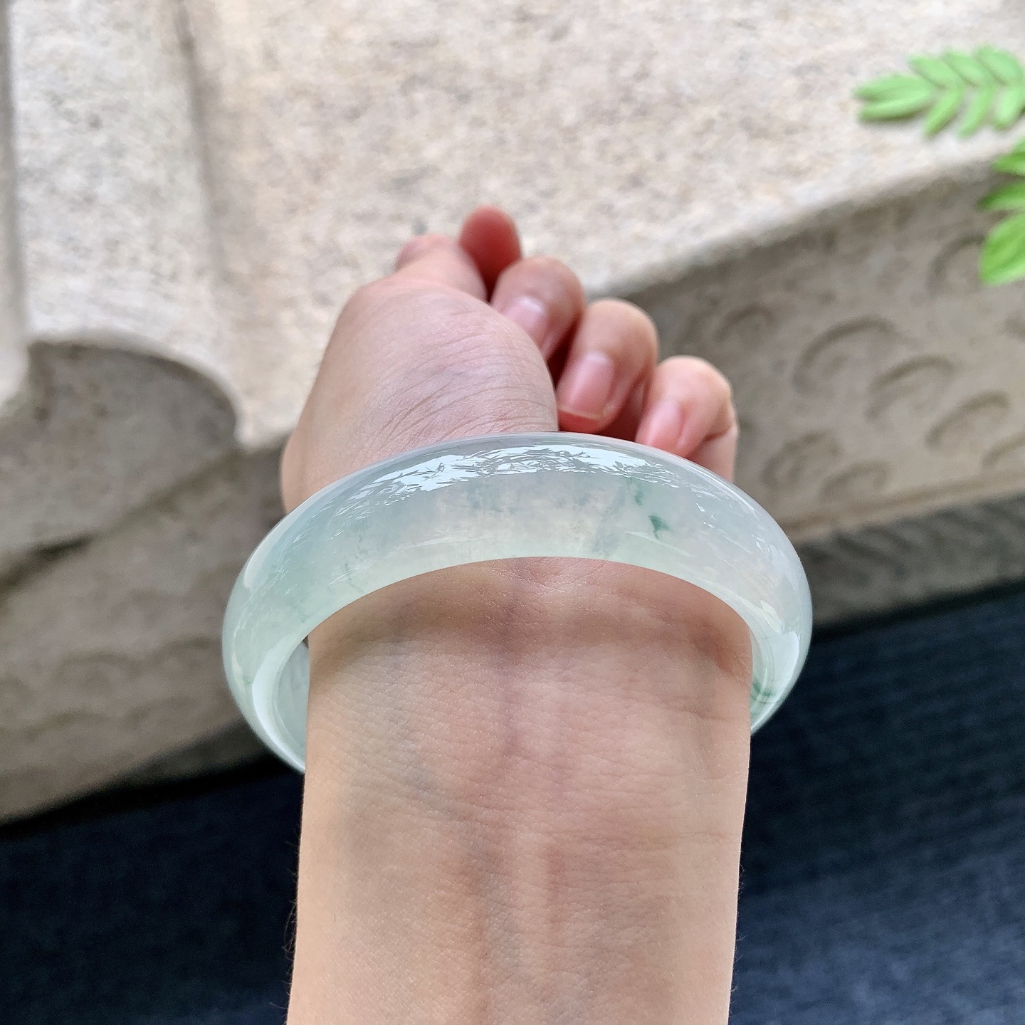 正圈57 58 圈口58/15.7/8 编码HJ090802 冰糯飘花，水润，种老，细腻，无裂