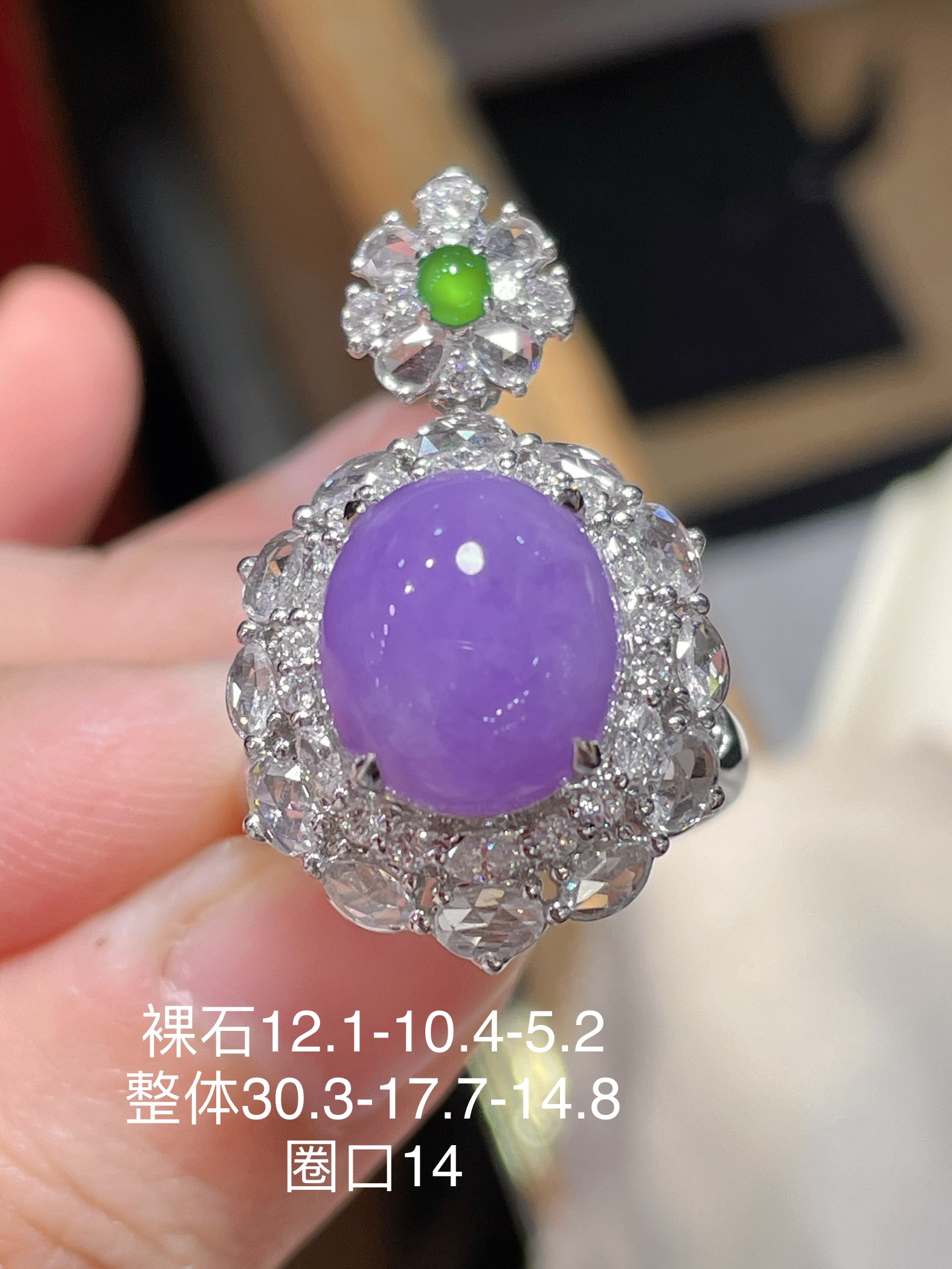 ️ ️蛋面戒指•吊坠两用款 形体好赞，种水，自然光不失色 看质地足够细腻了，18k镶嵌，12.1