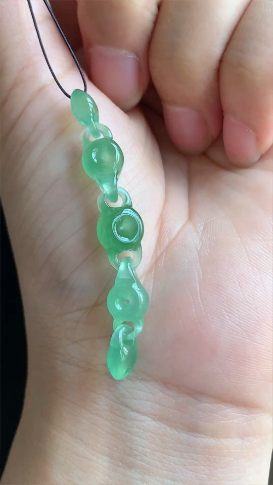 ️翡翠精品，仿古链子。冰种，飘绿 尺寸50-8.2-6 aa916