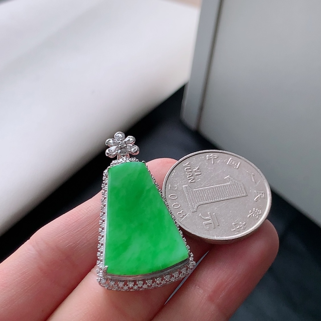 冰阳绿无事牌吊坠。色阳色艳，种老无裂细腻，佩戴优雅时尚 货号51915，40.1-20.5-7.2