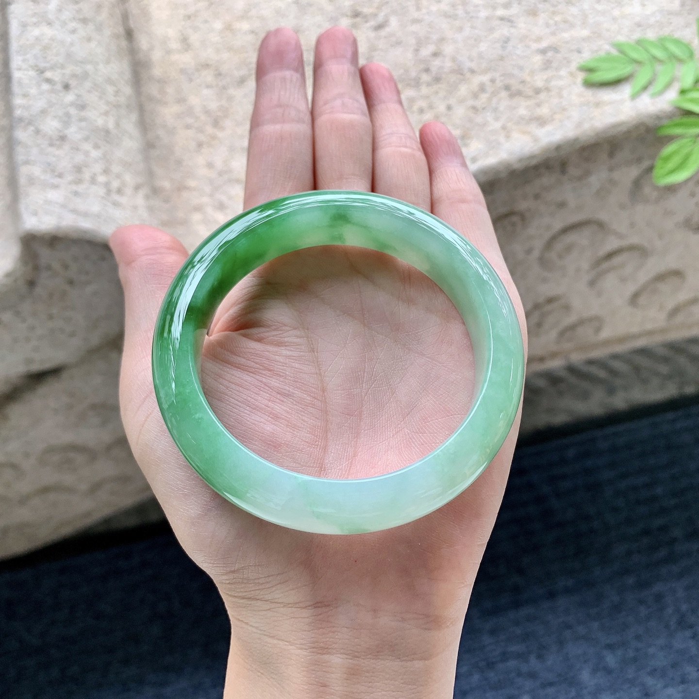 正圈56 57 圈口57.5/14/8.8 编码YT090714 细糯飘辣绿，水润，种老，细腻，打灯有絮线