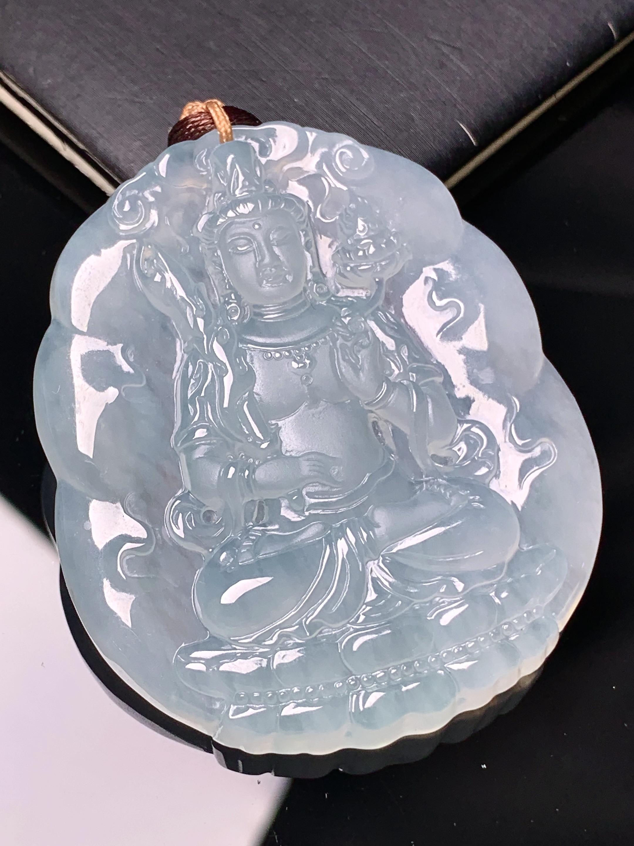 冰种度母观音菩萨吊坠 玉质细腻 色泽艳丽清新 水润亮眼 整体尺寸50.6*42.6*5.8 b2