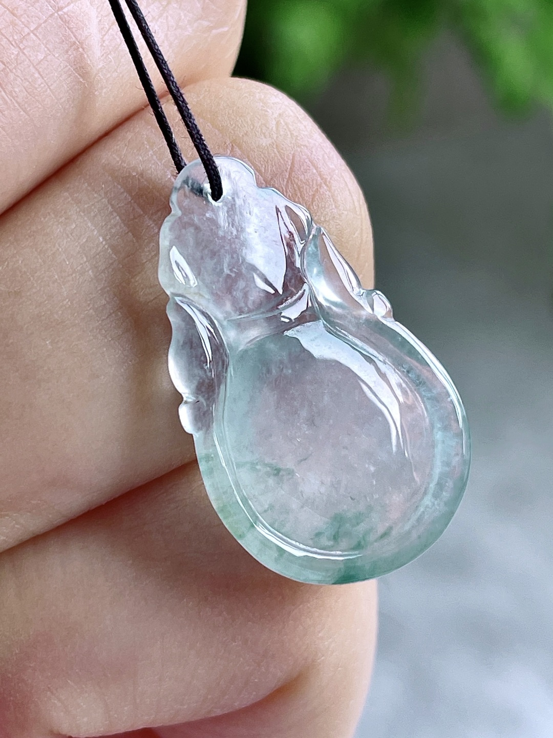 【裸石】飘花钱袋子吊坠 【说明】缅甸 无裂 性比高 【尺寸】25.4-15.8-5 【重量】2.8克