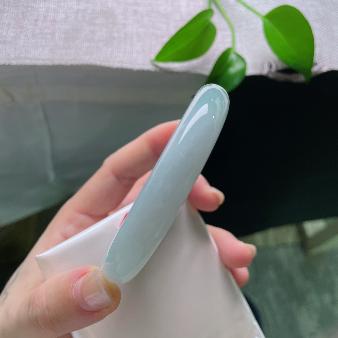 59.8/12/9.2，蓝底正圈，棉线，晴色匀净不飘杂，肉质顺滑细腻，素简无华，尽显玉石本真美感。ss58863a