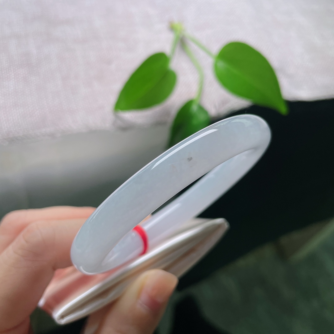 53/9.5，圆条，无裂，洒金，玉肌凝白冰，通透柔和，素镯简约，诉说玉石温润纯粹的本心。ss59064a