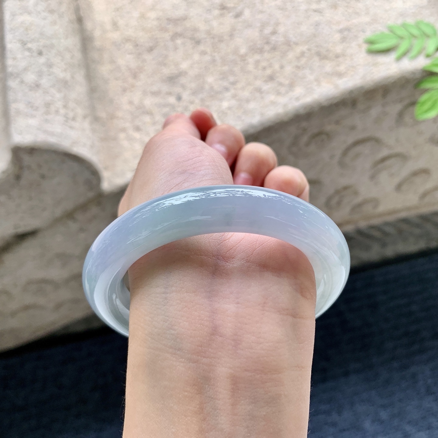 圆条55 56 圈口56.8/12.2/11.8 编码Q5090836 糯冰，水润，种老，细腻，打灯有絮线