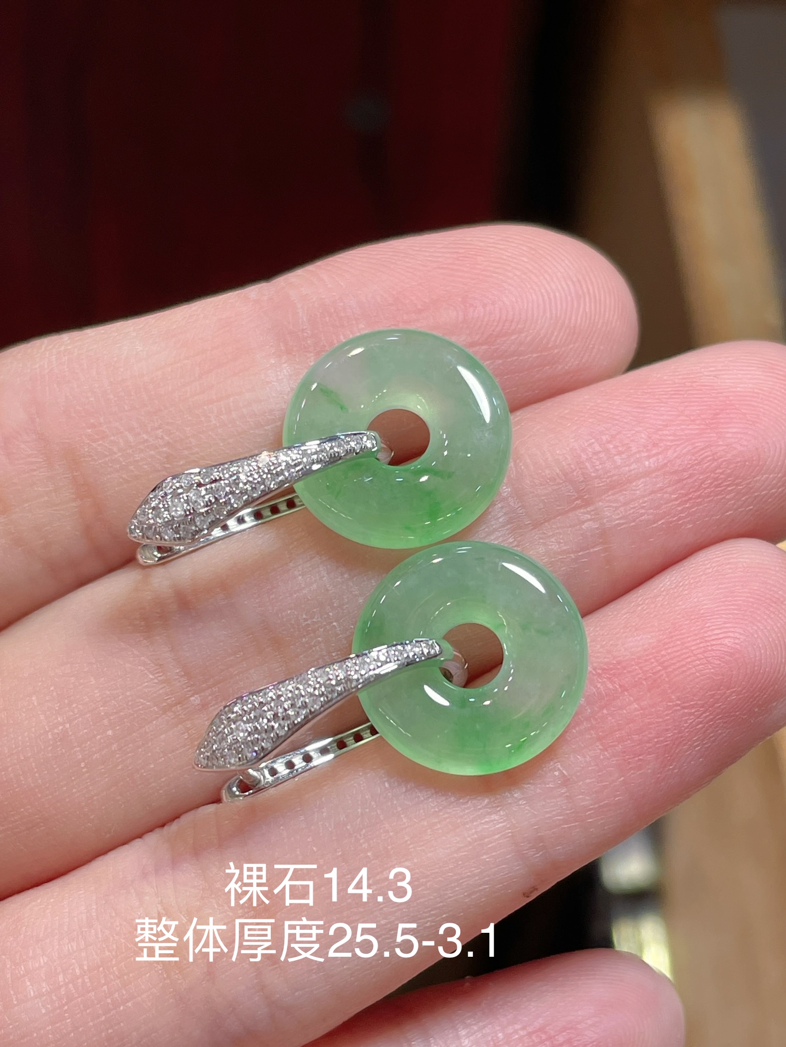 ️ 翡翠也可以戴出甜美的感觉呀 甜甜圈翠绿平安扣耳钉，那抹辣绿清甜的感觉 种水也是可以的，18k