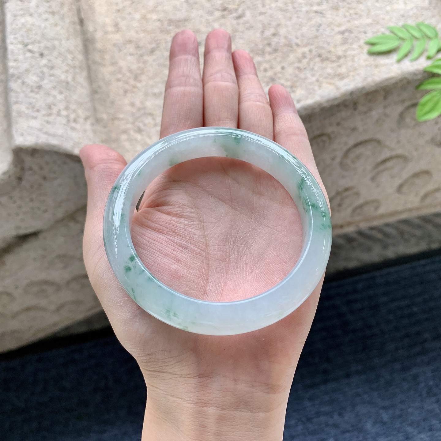 正圈58 59 圈口59/11.6/8.8 编码HJ090806 糯冰飘绿花，水润，种老，细腻，打灯有絮线
