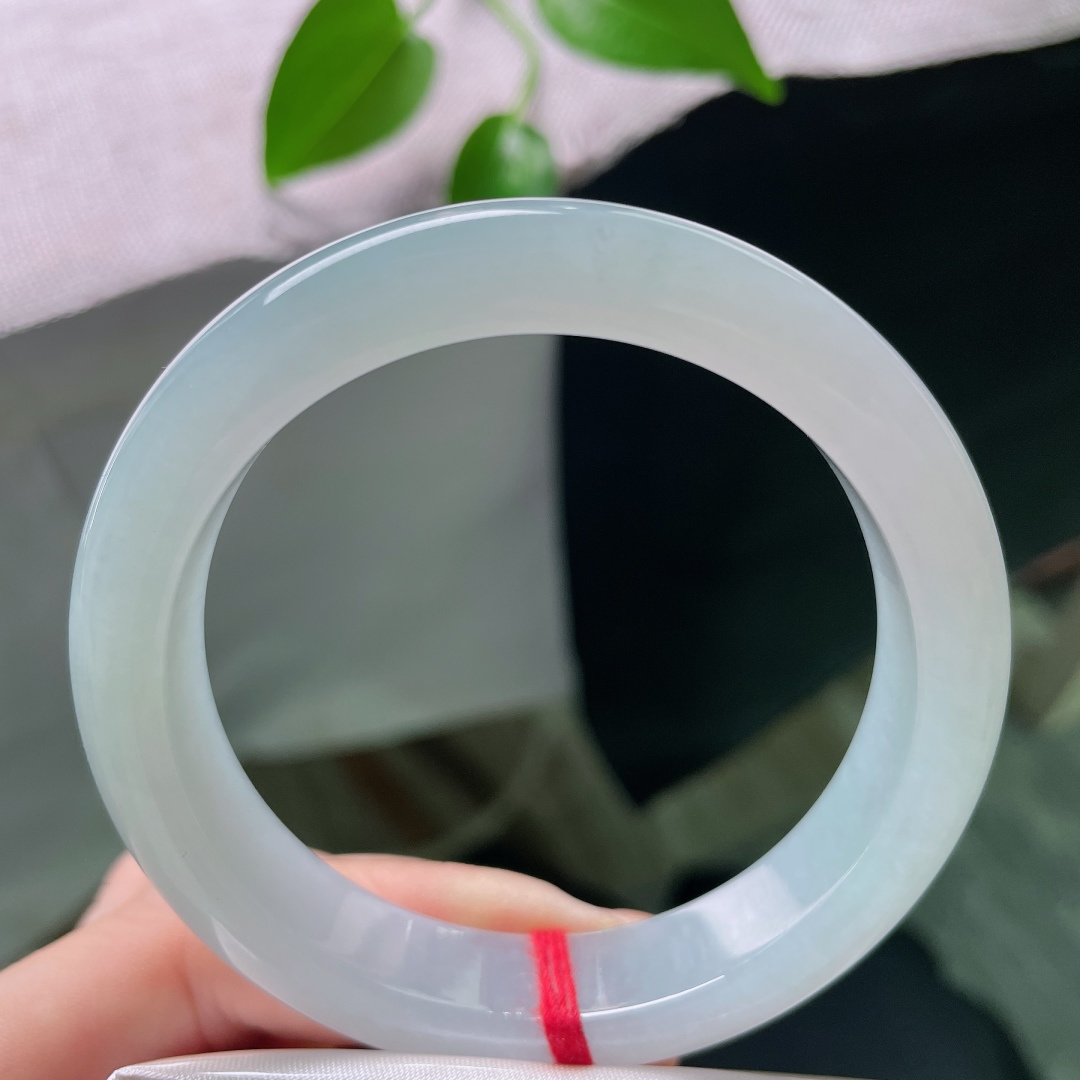56.5/12/8.3，绿底正圈，晶体线不显，镯凝一汪晴绿湖水，种老胶感丰盈，上手自带清冷温柔气质。ss58862a