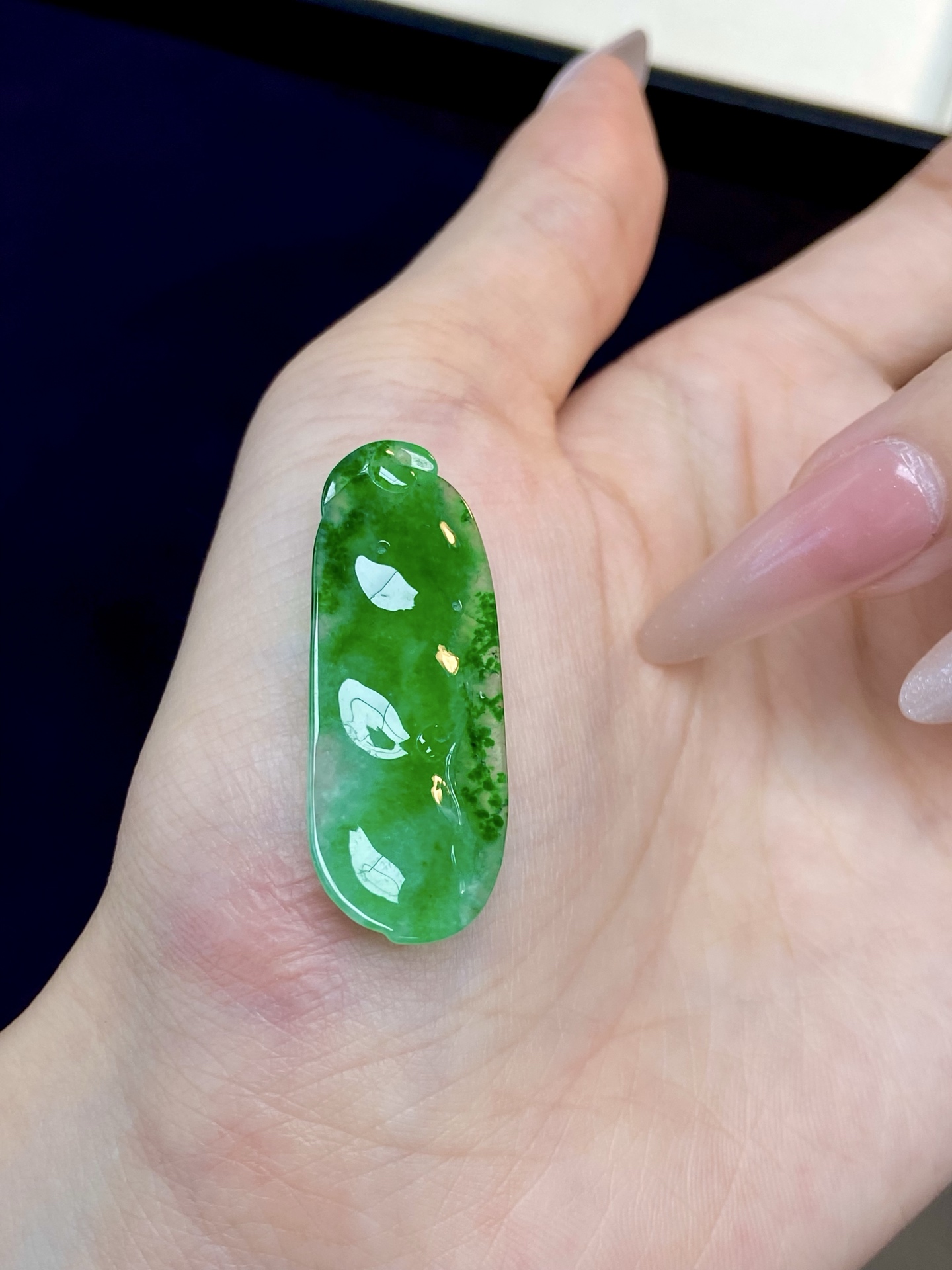 冰种辣绿福豆吊坠，辣豆子很难不心动，三豆蕴福 人生圆满，镶枚吊坠皆是从容与自信：，裸石：37.4-14.5-4.7mm，无裂。