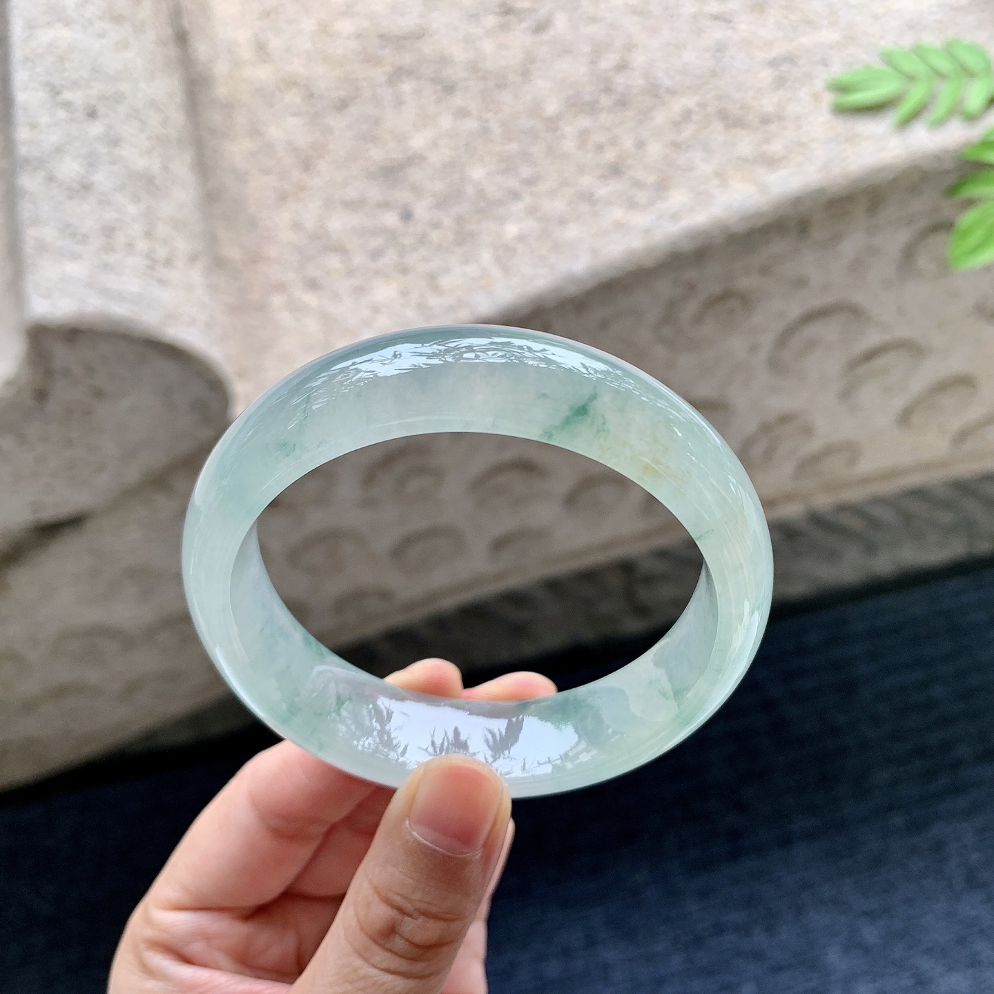 正圈57 58 圈口58/15.7/8 编码HJ090802 冰糯飘花，水润，种老，细腻，无裂