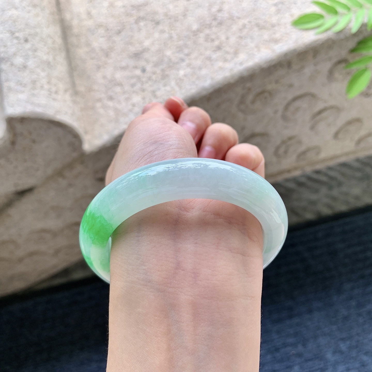 正圈55 56 圈口56.4/9.4/13.1 编码H3091509 飘阳绿，水润，种老，细腻，打灯有棉线