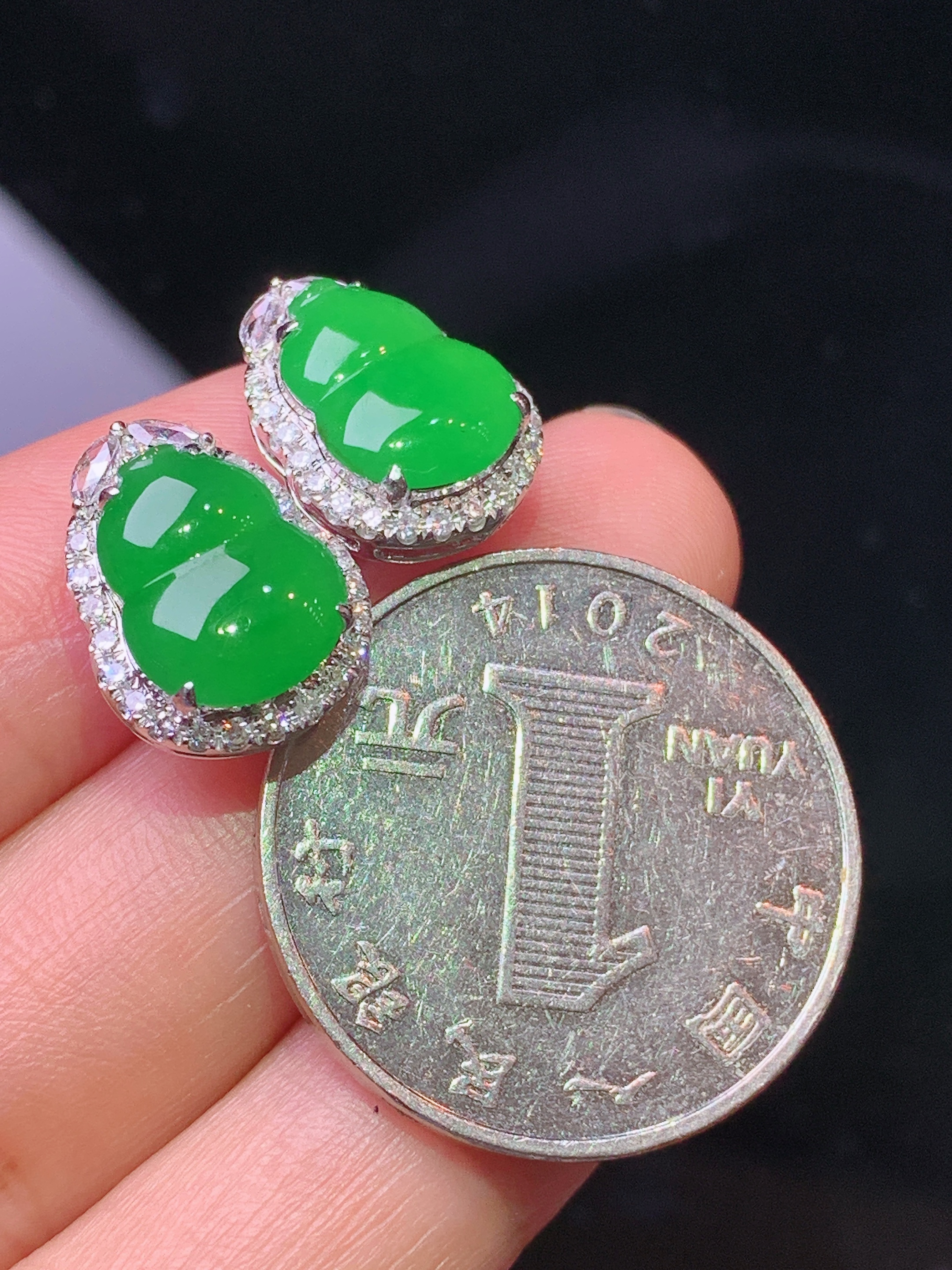 18k金钻镶嵌满绿葫芦耳钉 玉质细腻 色泽艳丽清新 水润亮眼 整体尺寸14.3*11.2*5.6 h1