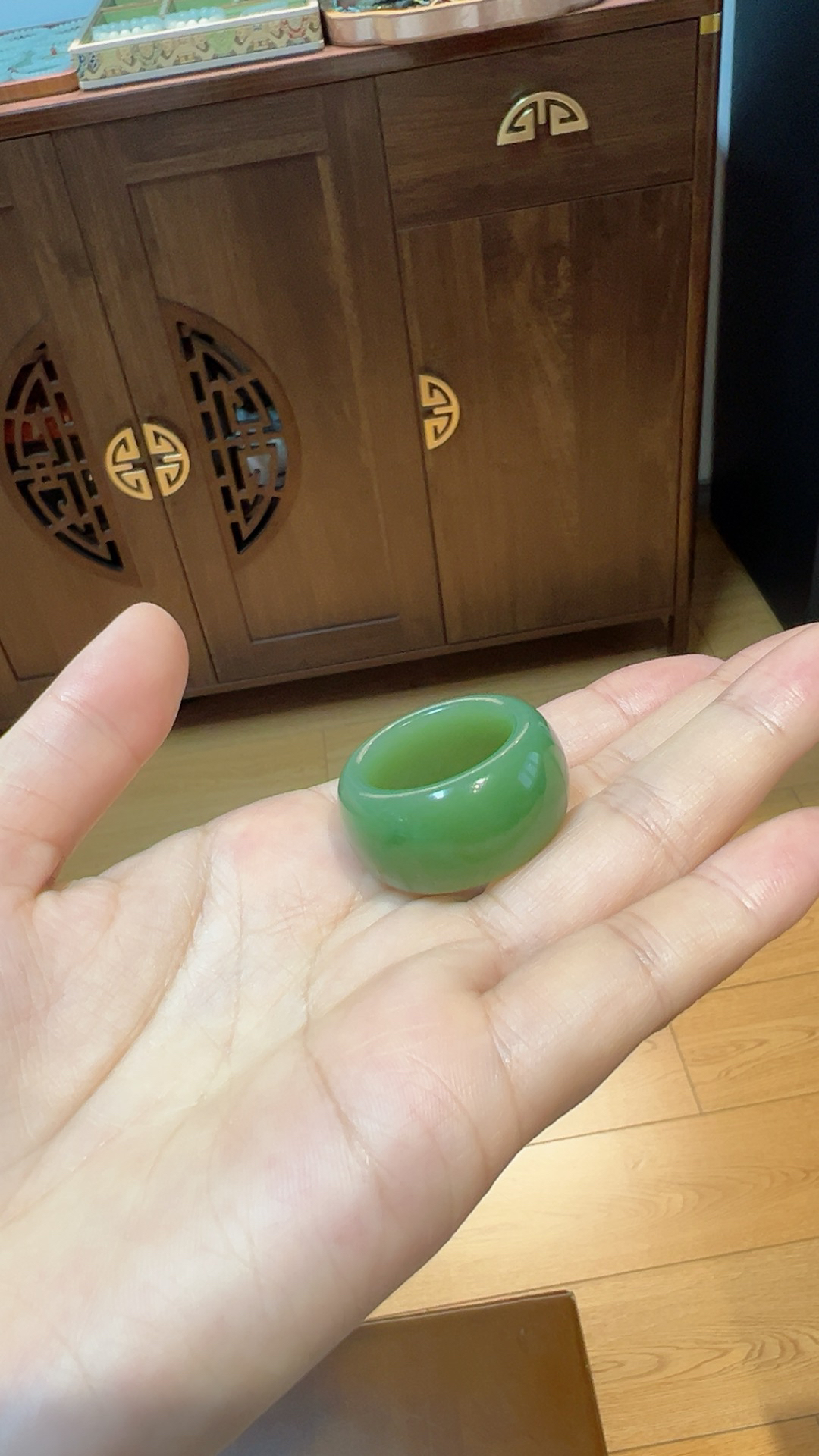 精品级｜碧玉扳指

内径21 高15 厚5.2m m