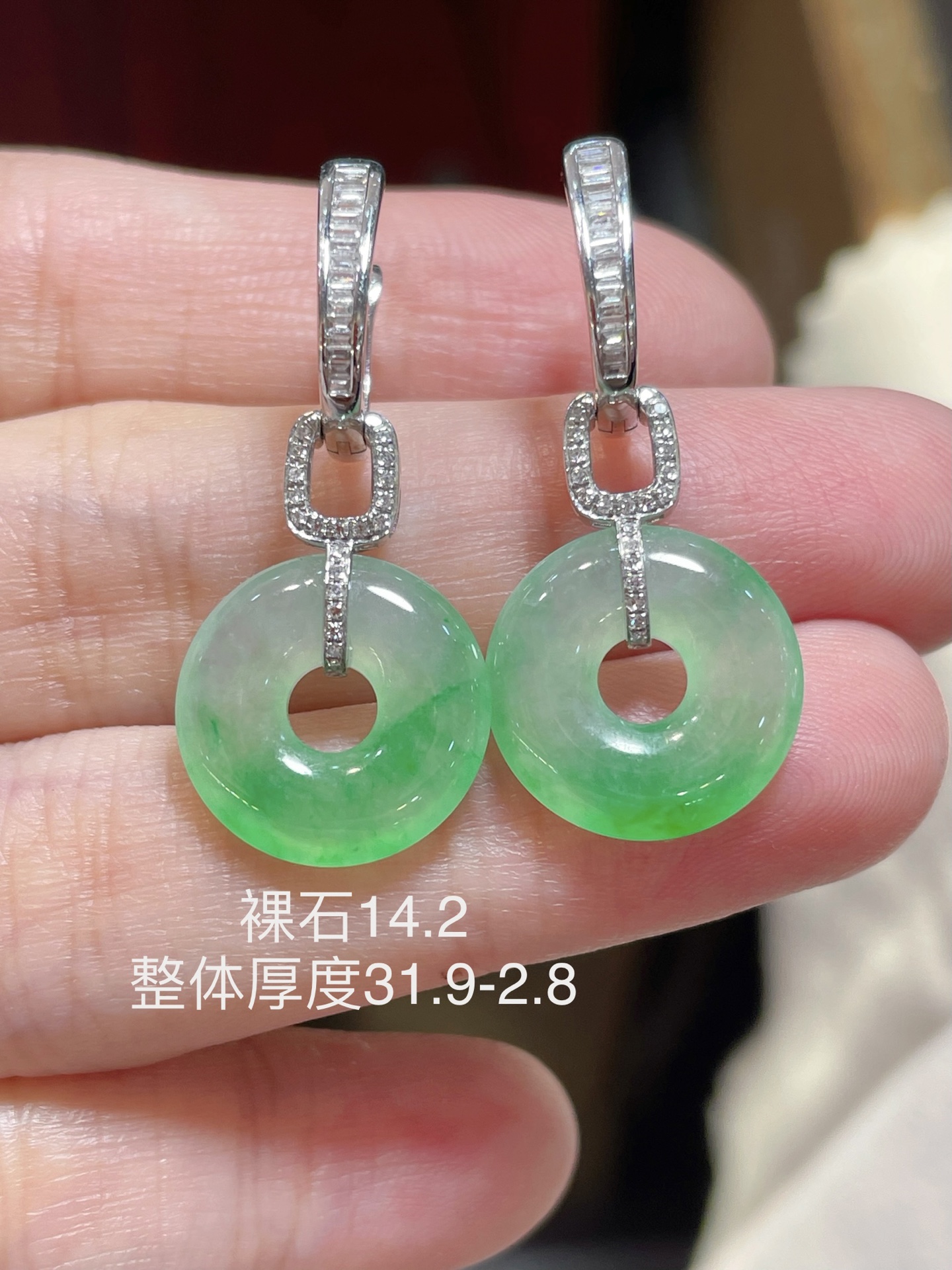 ️ 翡翠也可以戴出甜美的感觉呀 甜甜圈翠绿平安扣耳环，那抹辣绿清甜的感觉 种水也是可以的，18k