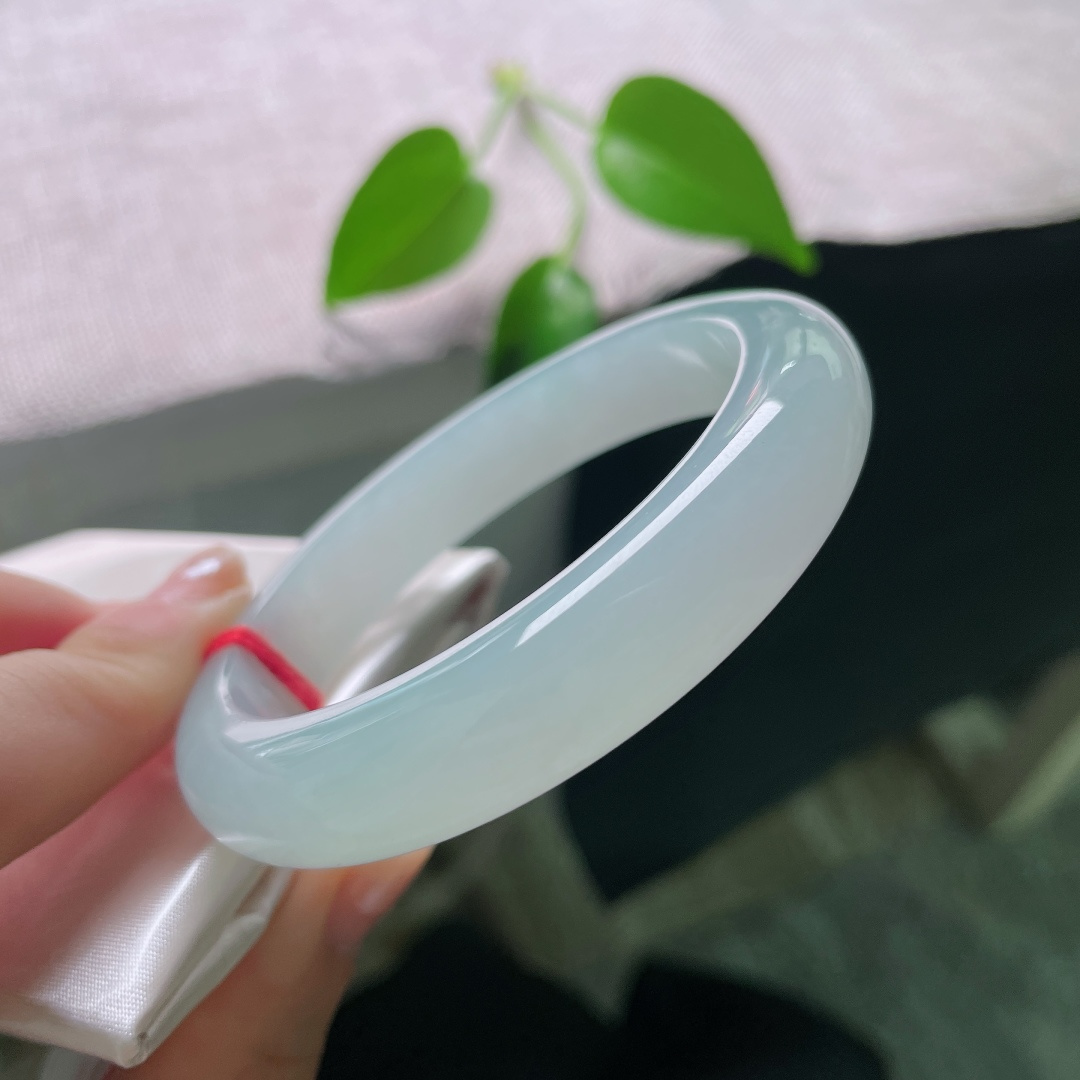 56.5/12/8.3，绿底正圈，晶体线不显，镯凝一汪晴绿湖水，种老胶感丰盈，上手自带清冷温柔气质。ss58862a