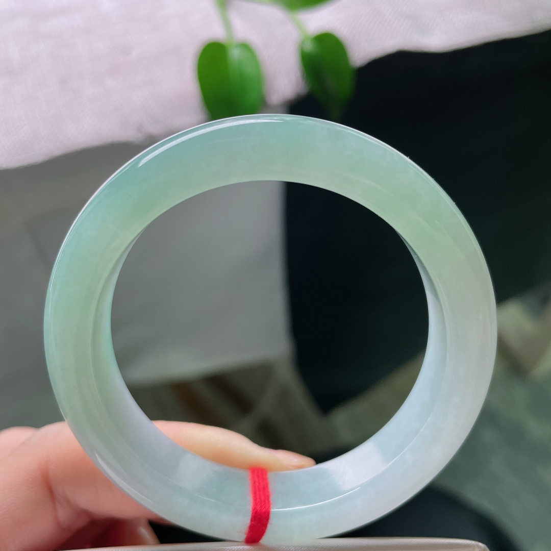 51.7/12.2/8.3，绿底正圈，晶体线不显，冰润晴绿平安镯，玉质细腻通透，一抹清绿灵动温婉尽显