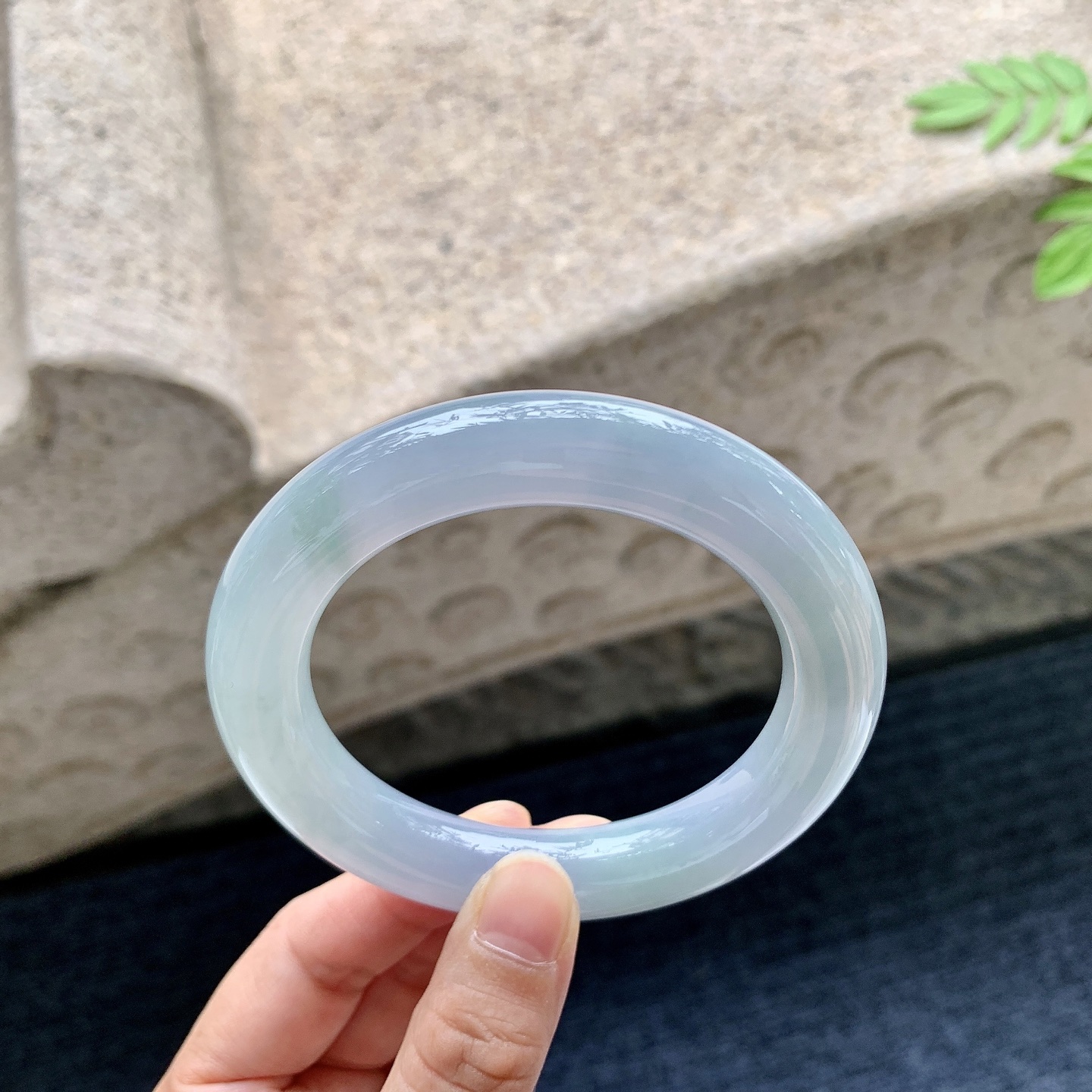 圆条55 56 圈口56.8/12.2/11.8 编码Q5090836 糯冰，水润，种老，细腻，打灯有絮线