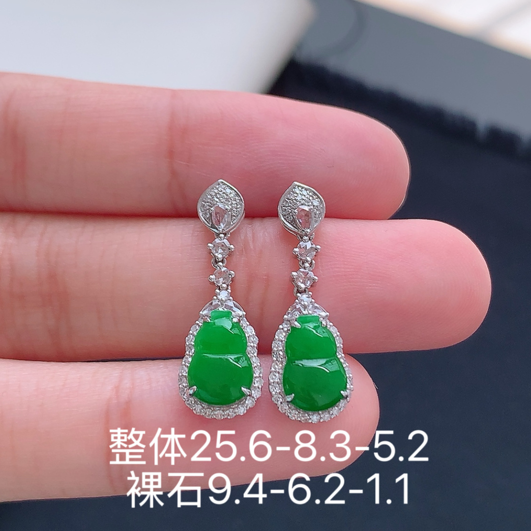 冰阳绿葫芦耳坠。种老色阳，料子水润细腻 佩戴简约时尚 货号93915，25.6-8.3-5.2